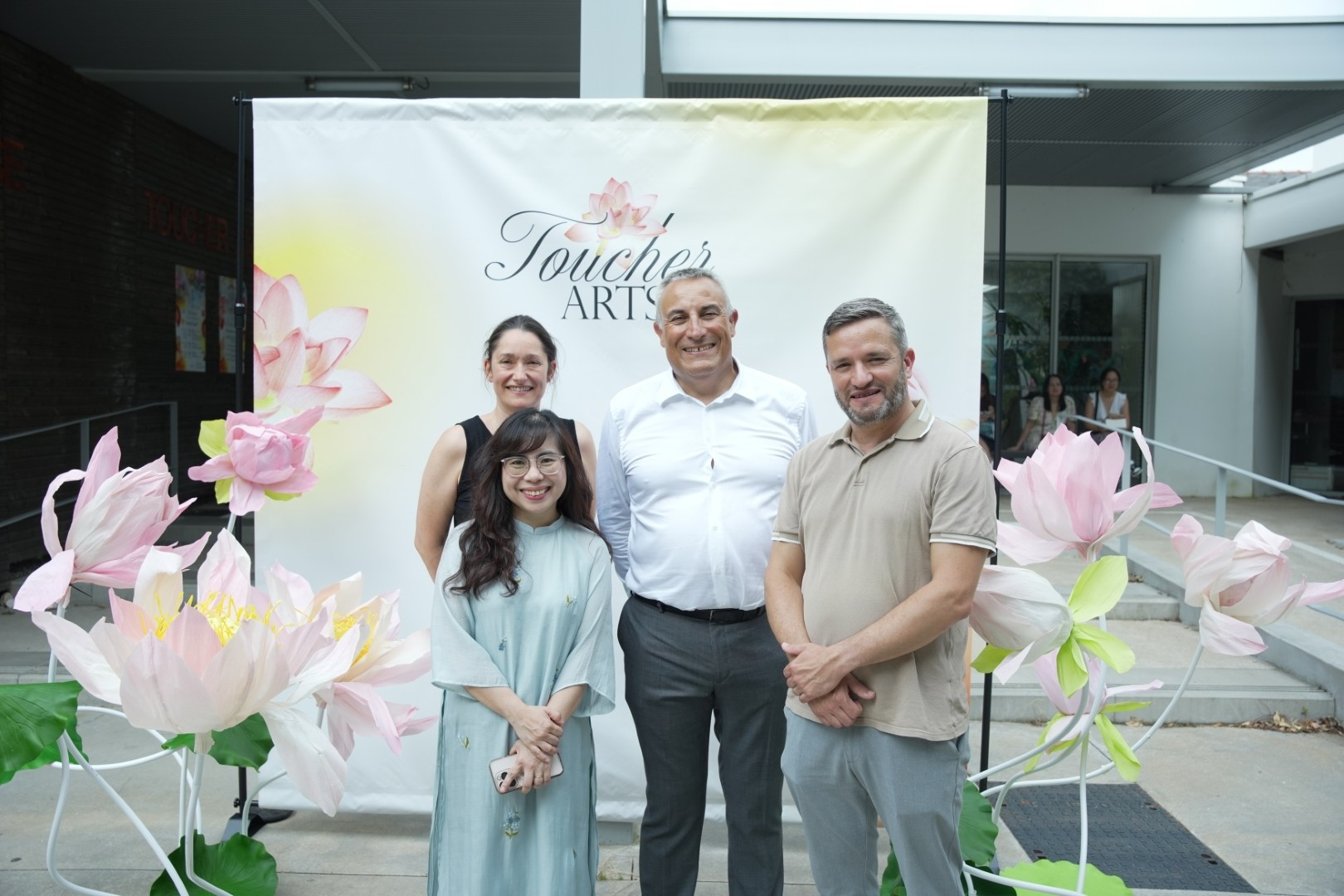 M. Bertrand Affilé (en chemise blanche), maire de la ville de Saint-Herblain, et Mme Hoang Thu Trang, présidente de ART SPACE, présents au vernissage de l’exposition. 25.jpg