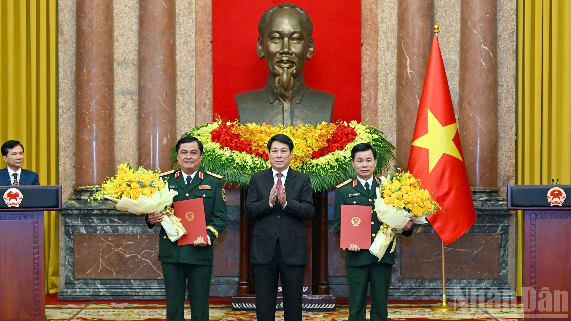 Le président vietnamien Luong Cuong remet les décisions de promotion au grade de général de corps d’armée au général de division Do Xuan Tung, chef adjoint du Département général de la politique de l'Armée populaire du Vietnam, et au général de division Do Van Banh, commissaire politique de l'Académie de la défense nationale.