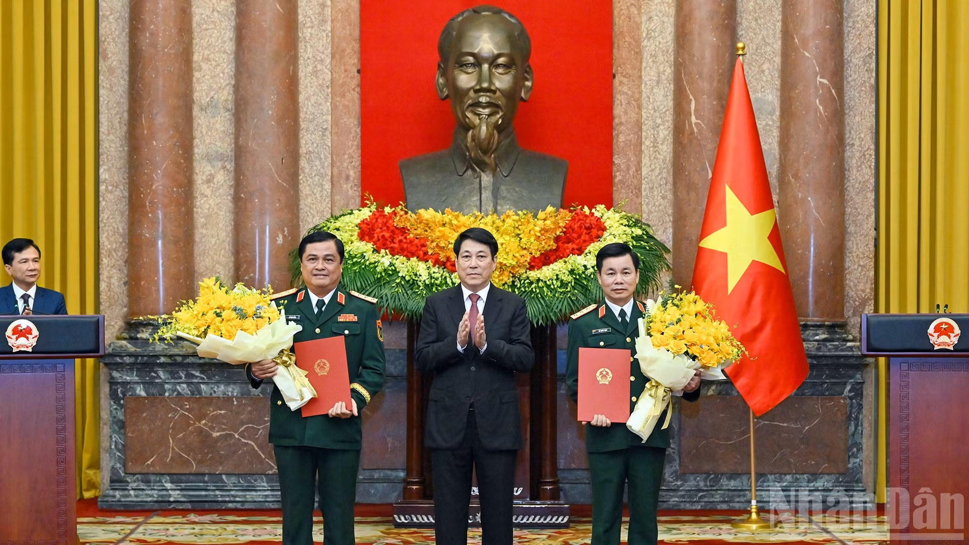 Le président vietnamien Luong Cuong remet les décisions de promotion au grade de général de corps d’armée au général de division Do Xuan Tung, chef adjoint du Département général de la politique de l'Armée populaire du Vietnam, et au général de division Do Van Banh, commissaire politique de l'Académie de la défense nationale.