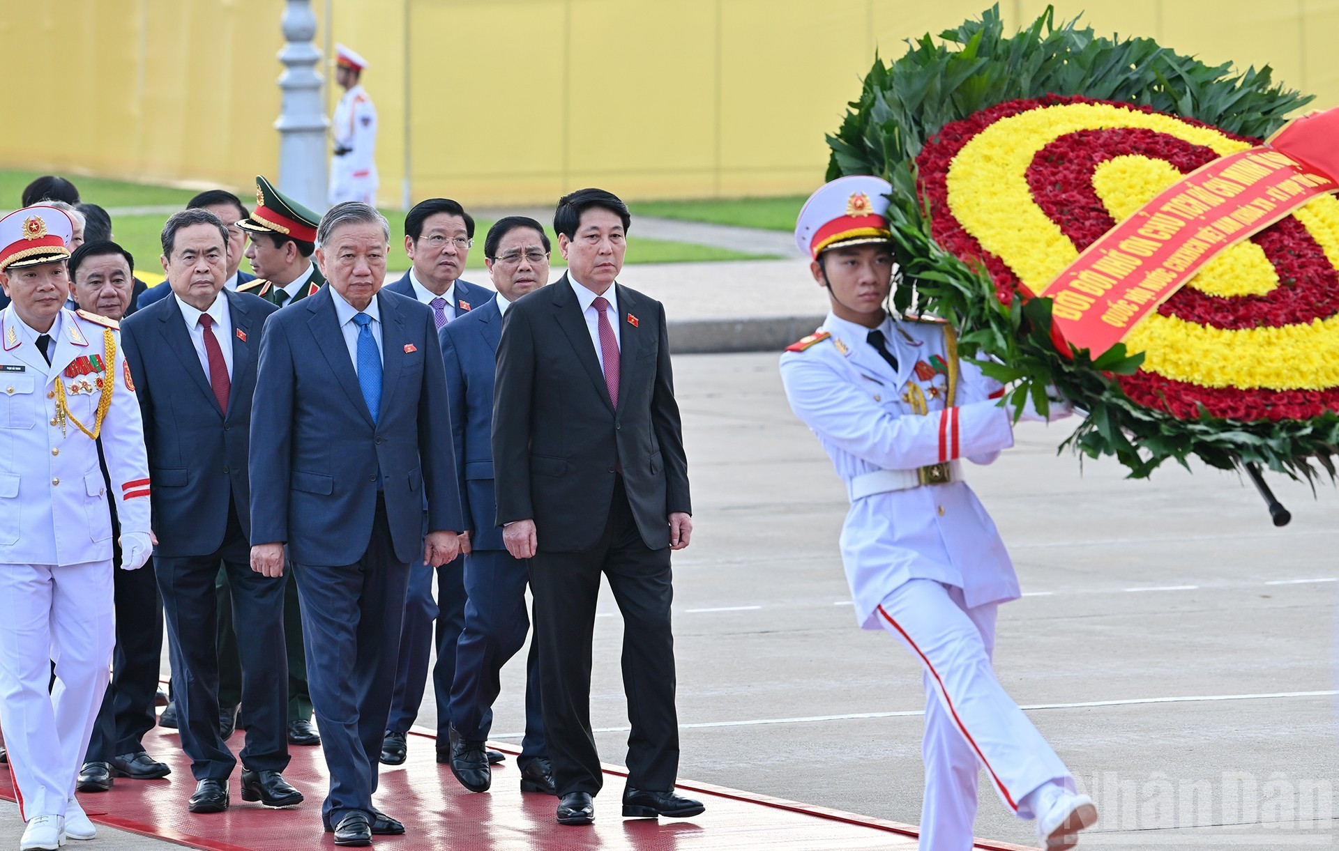 La couronne de fleurs portait l’inscription : « Éternelle reconnaissance au grand Président Ho Chi Minh – 10ᵉ session de la XVᵉ législature de l’Assemblée nationale de la République socialiste du Vietnam ». 3.jpg