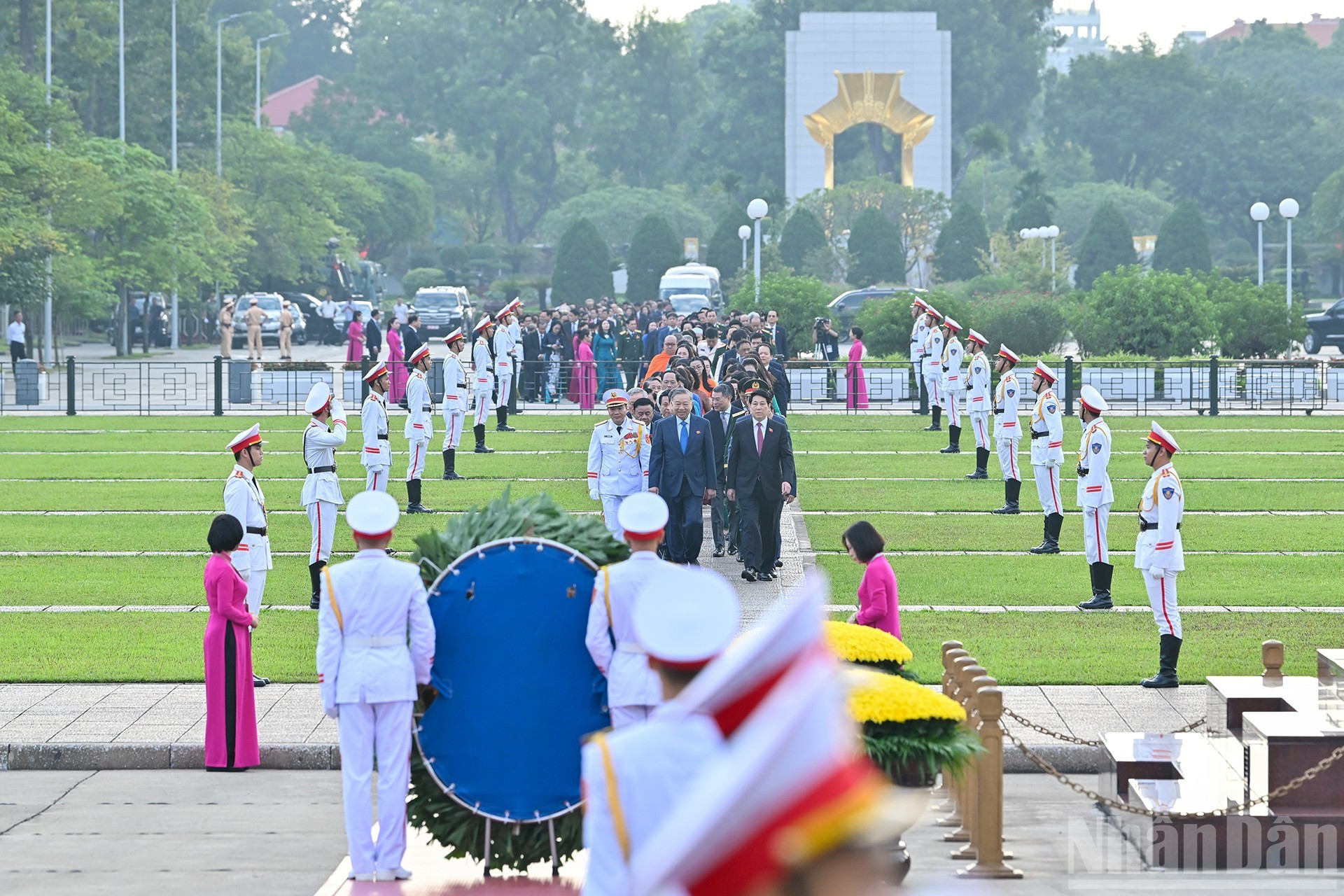 À 7 h 15, le secrétaire général du Parti communiste du Vietnam (PCV) To Lam, le président vietnamien Luong Cuong, le Premier ministre vietnamien Pham Minh Chinh, le président de l’Assemblée nationale vietnamienne Tran Thanh Man, accompagnés des dirigeants du Parti, de l’État et des députés, partent de la rue Bac Son pour se rendre au Mausolée du Président Ho Chi Minh. 2.jpg