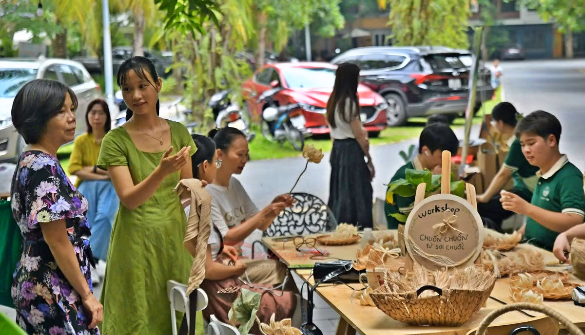 Des visiteurs de tous âges viennent également découvrir les créations imaginées par les jeunes artisans de Cham Xuong.