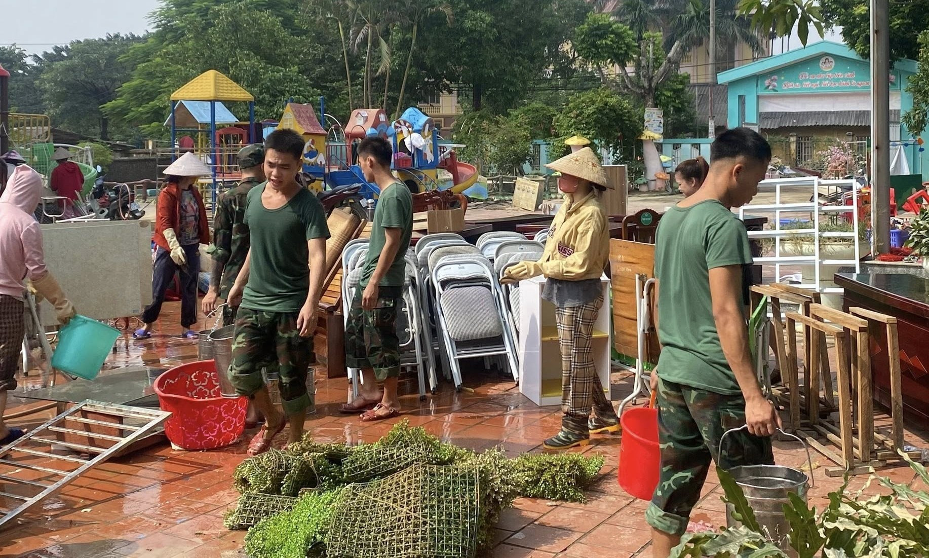 Les cadres et soldats du 20e Bataillon de commandos (État-major de la Région 1) ont aidé les habitants du quartier Linh Son (province de Thai Nguyen) à nettoyer et remettre en ordre leurs habitations après les inondations. (Photo : Vi Van Cuong) a7.jpg