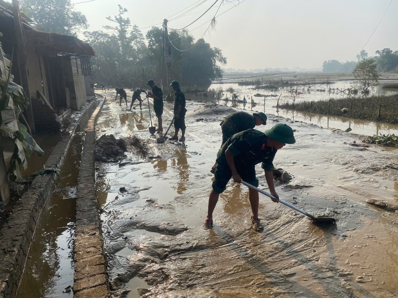 Dès l’aube, les cadres et élèves de l’École militaire de la Région 1 se sont rendus au hameau Dinh, commune Nga My, district de Phu Binh (province de Thai Nguyen), où les habitants s’employaient activement à réparer les dégâts causés par le typhon. (Photo : Le Tuan) a1.jpg