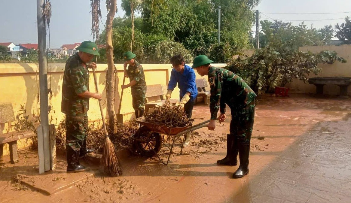 Le Commandement de la zone de défense de la Région 3 – Song Cong a dépêché 46 cadres, officiers et militaires professionnels dans le quartier Trung Thanh, province de Thai Nguyen, afin d’aider les habitants à nettoyer et assainir leur environnement. (Photo : Ngoc Ha) a5.jpg