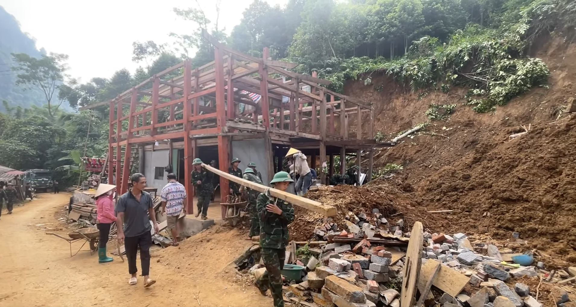 Les cadres et soldats du Commandement militaire provincial de Thai Nguyen se sont mobilisés pour assister les habitants du hameau Nam Sai, commune Cao Minh, après le passage du typhon n°11. (Photo : Thieu Chung) a3.png