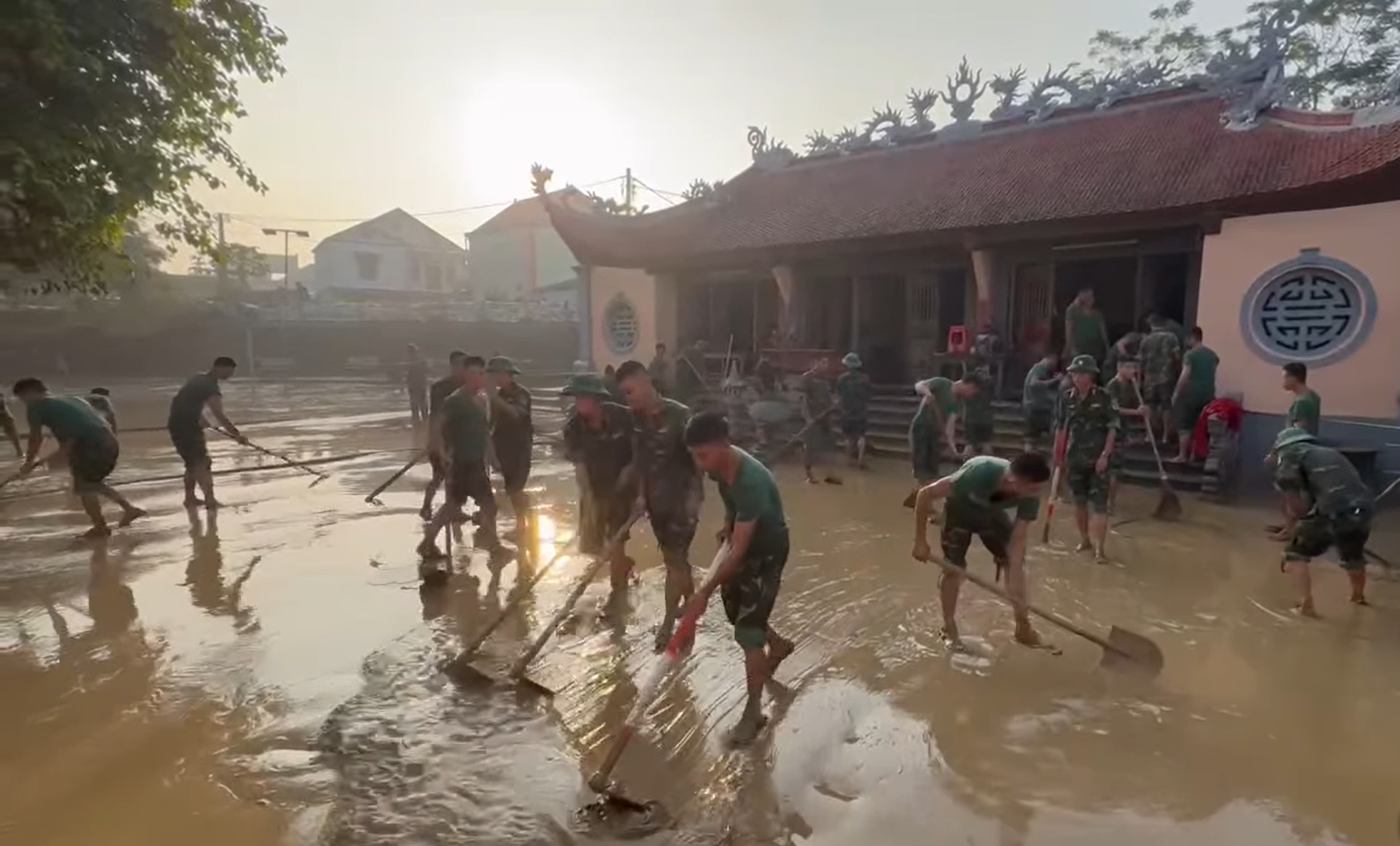 Dans la matinée du 12 octobre, au hameau Diem Duong, commune Diem Thuy, les cadres et élèves de l’École militaire de la Région 1 ont poursuivi les travaux collectifs pour aider la population à réparer les dégâts après la tempête. (Photo : Le Tuan) a4.png