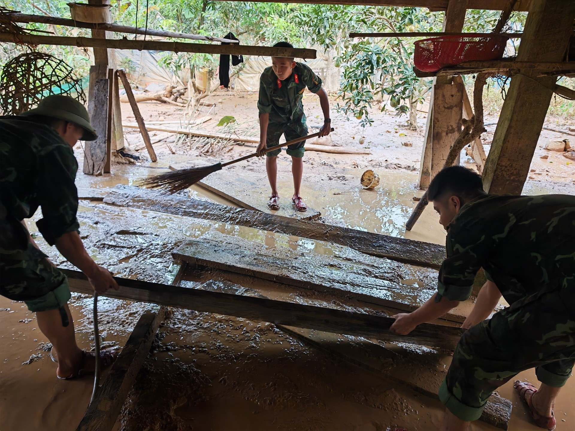 Les cadres et soldats du Régiment 246 ont apporté leur aide à la population de la commune Than Sa, province de Thai Nguyen, pour surmonter les conséquences du typhon n°11. (Photo : Vuong Pham) a2.jpg