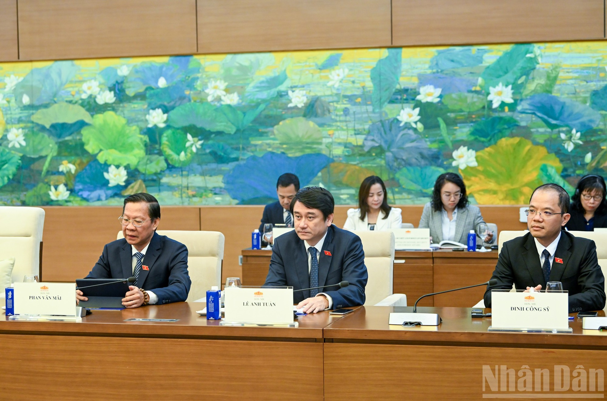 Les députés de l’Assemblée nationale du Vietnam assistant à la rencontre. (Photo : Duy Linh) 5.jpg