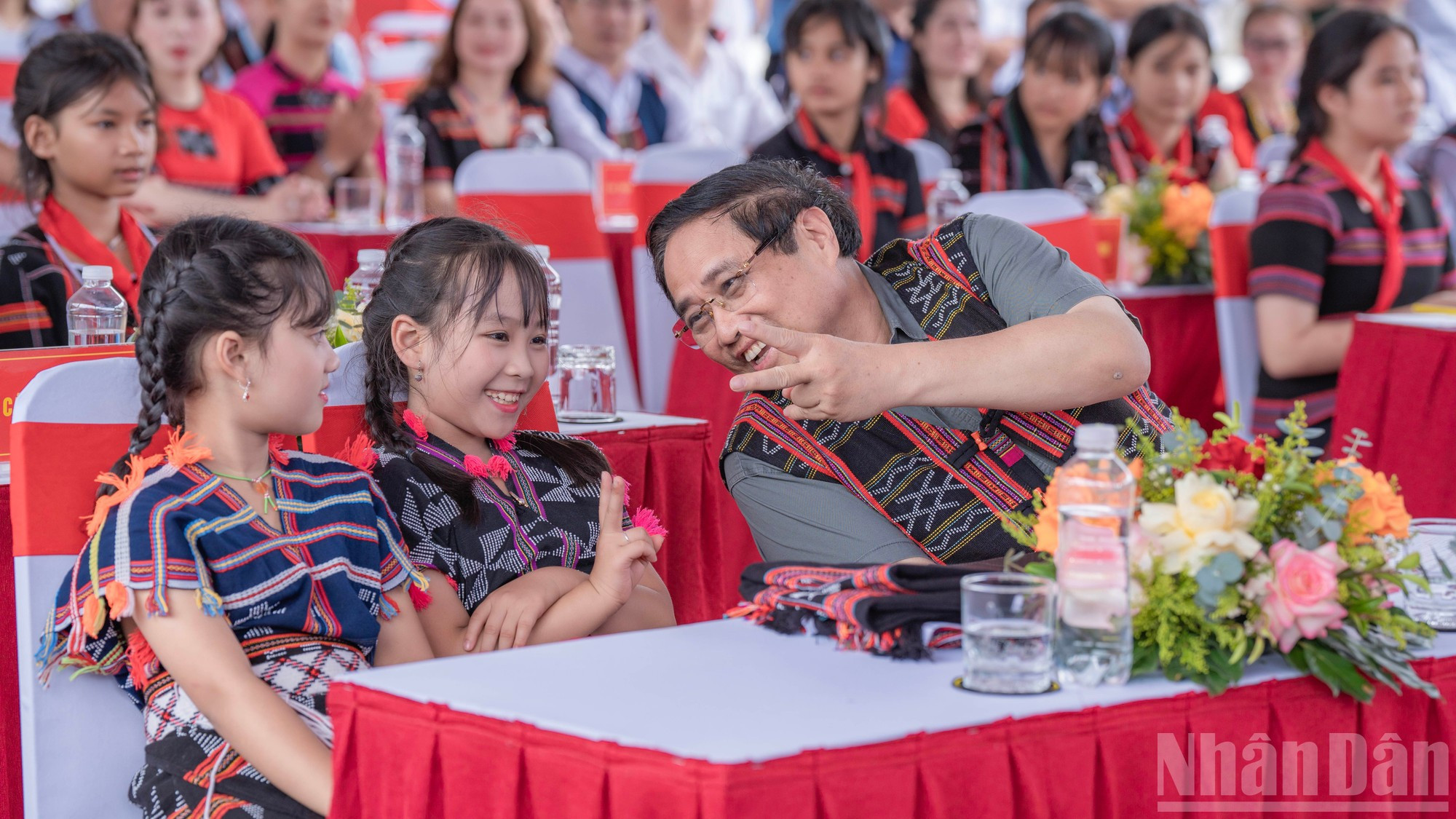 Le Premier ministre Pham Minh Chinh échange avec les enseignants et les élèves, manifestant une profonde émotion devant leur affection sincère. 3.jpg