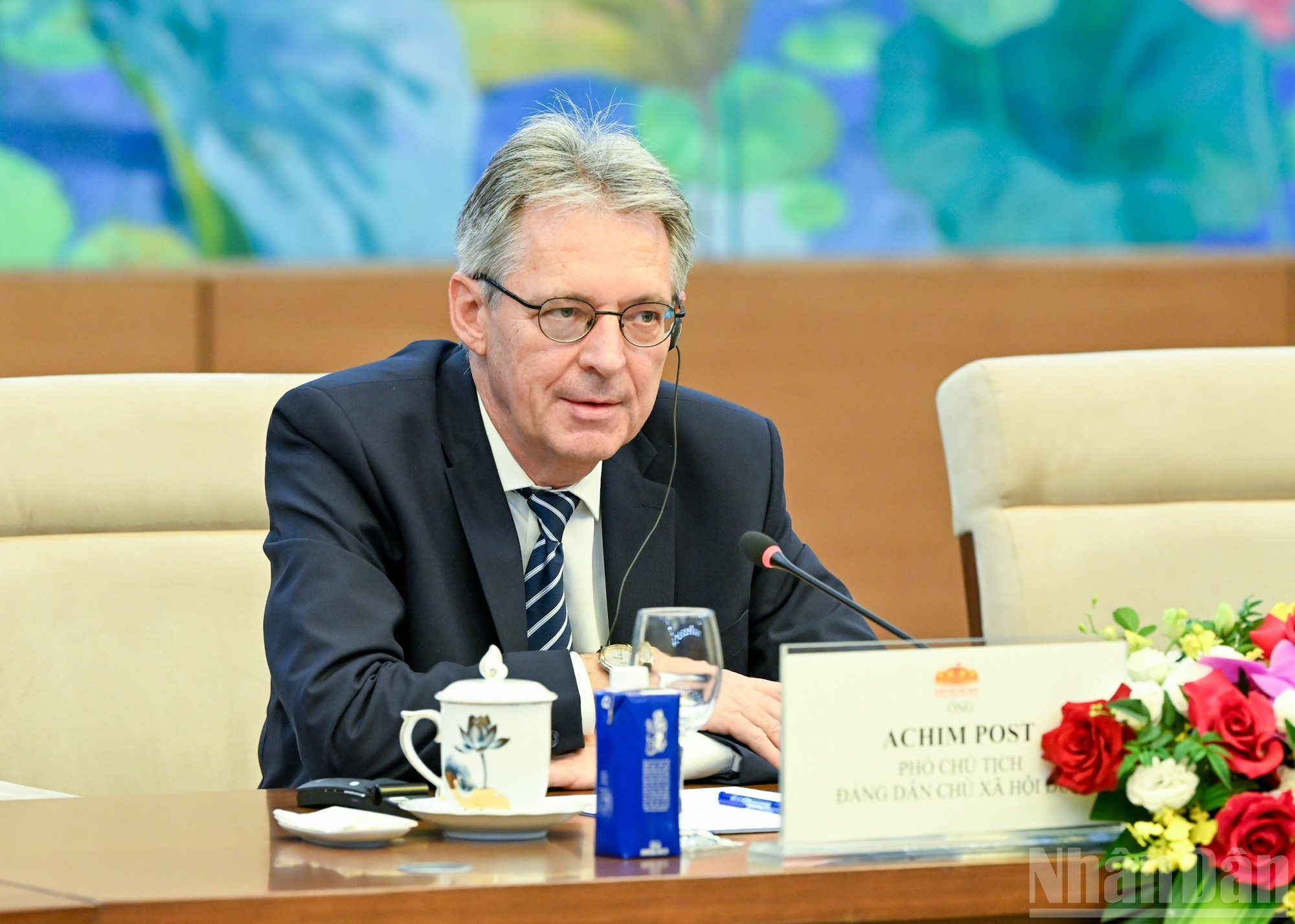 Le vice-président du SPD Achim Post prenant la parole lors de la rencontre. (Photo : Duy Linh) 7.jpg