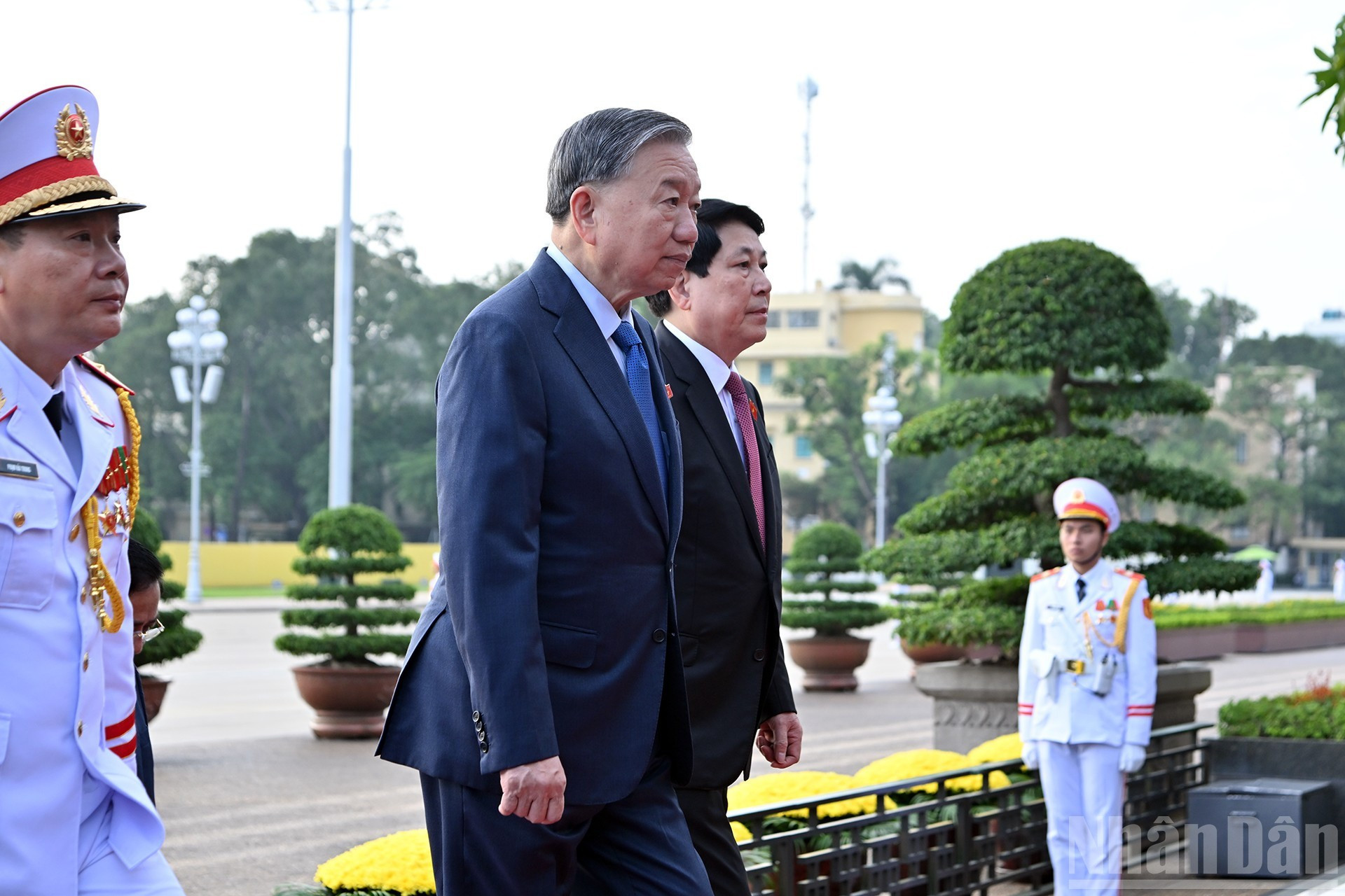 Le secrétaire général To Lam et le président Luong Cuong déposent des fleurs et se recueillent devant le Président Ho Chi Minh. 6.jpg