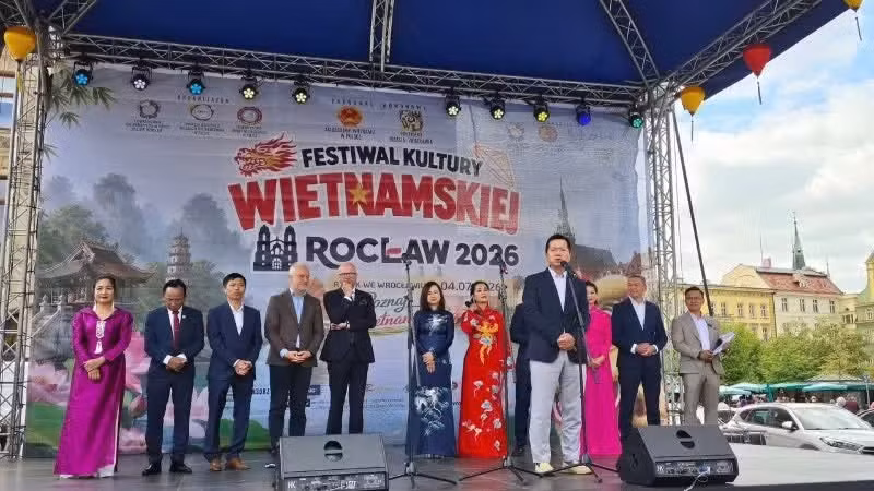 L'ambassadeur Ha Hoang Hai prononce le discours d'ouverture du Festival de la culture vietnamienne à Wroclaw. (Photo : Ambassade du Vietnam en Pologne)