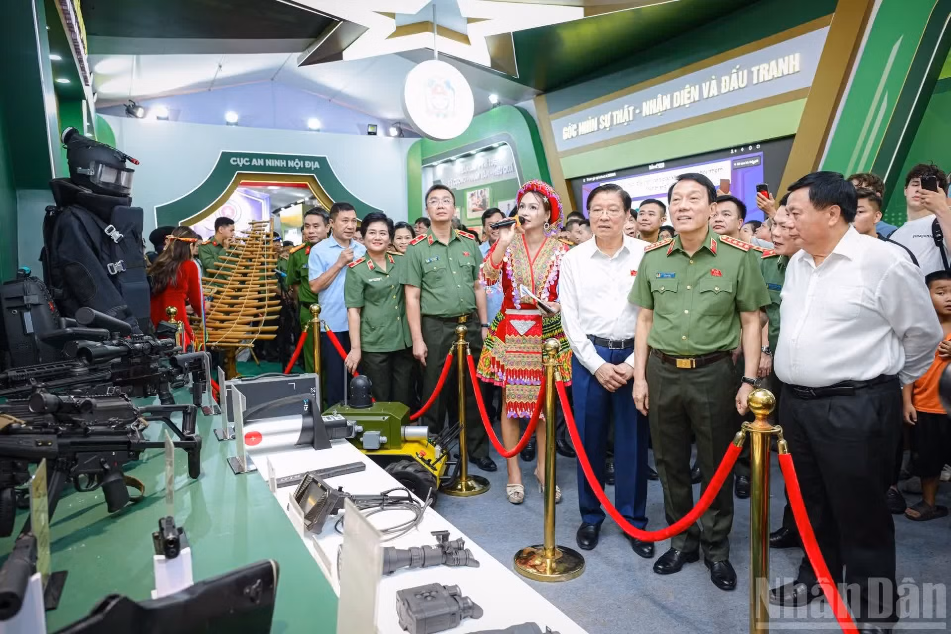 Les dirigeants visitent le stand d'exposition du Département de la sécurité intérieure.