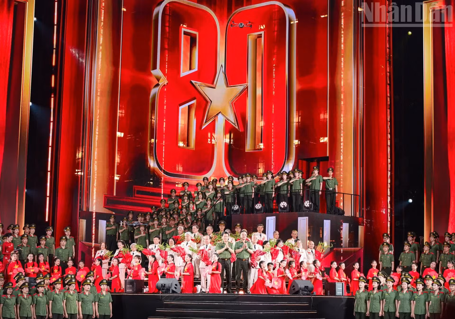 Le général d’armée Luong Tam Quang et le général de corps d’armée Pham The Tung rendent hommage aux Héros des forces armées populaires du secteur de la sécurité à travers les différentes périodes historiques.