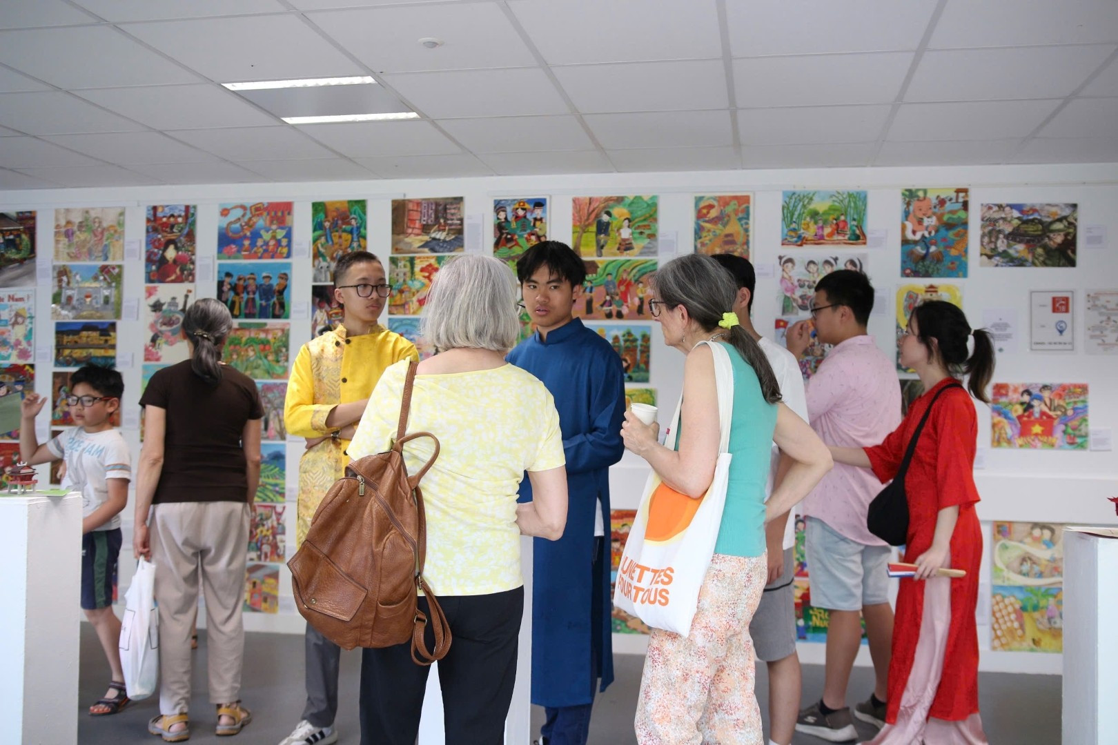 De nombreux Français sont venus admirer les dessins d’enfants illustrant le Vietnam. 12.jpg