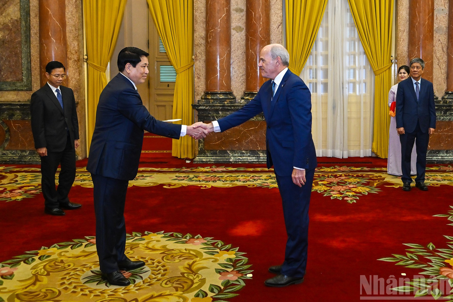 Le président Luong Cuong reçoit les lettres de créance de l’ambassadeur du Canada au Vietnam, James Nickel. 5.jpg