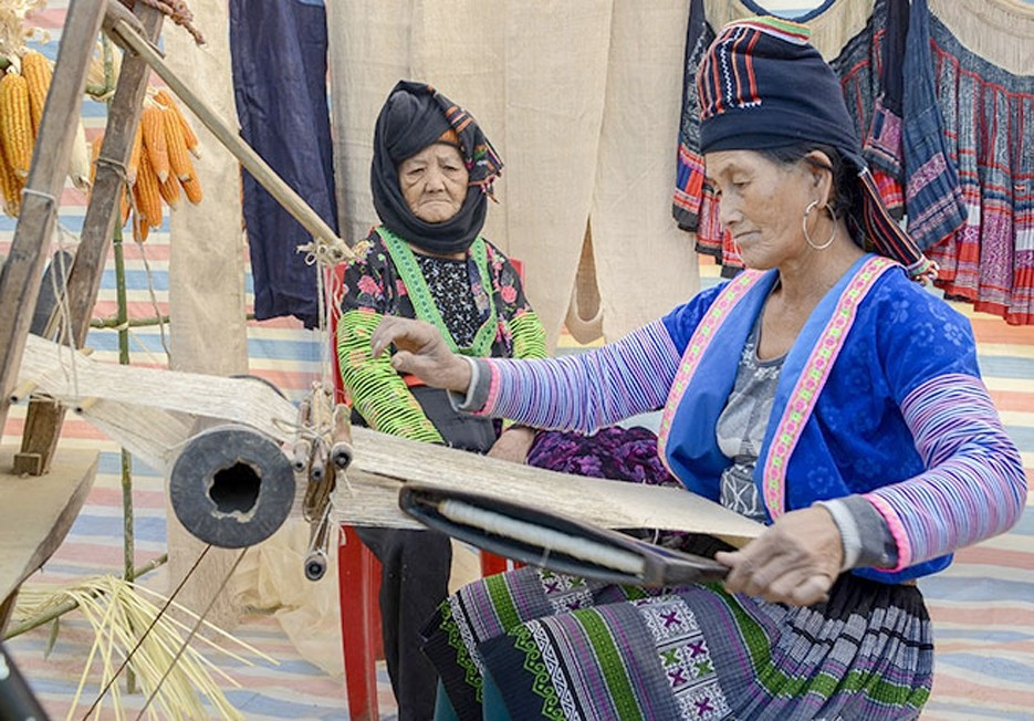 Le tissage du lin chez les H’Mông. Photo d'illustration/baodantocmiennui lanh-3-ok.jpg