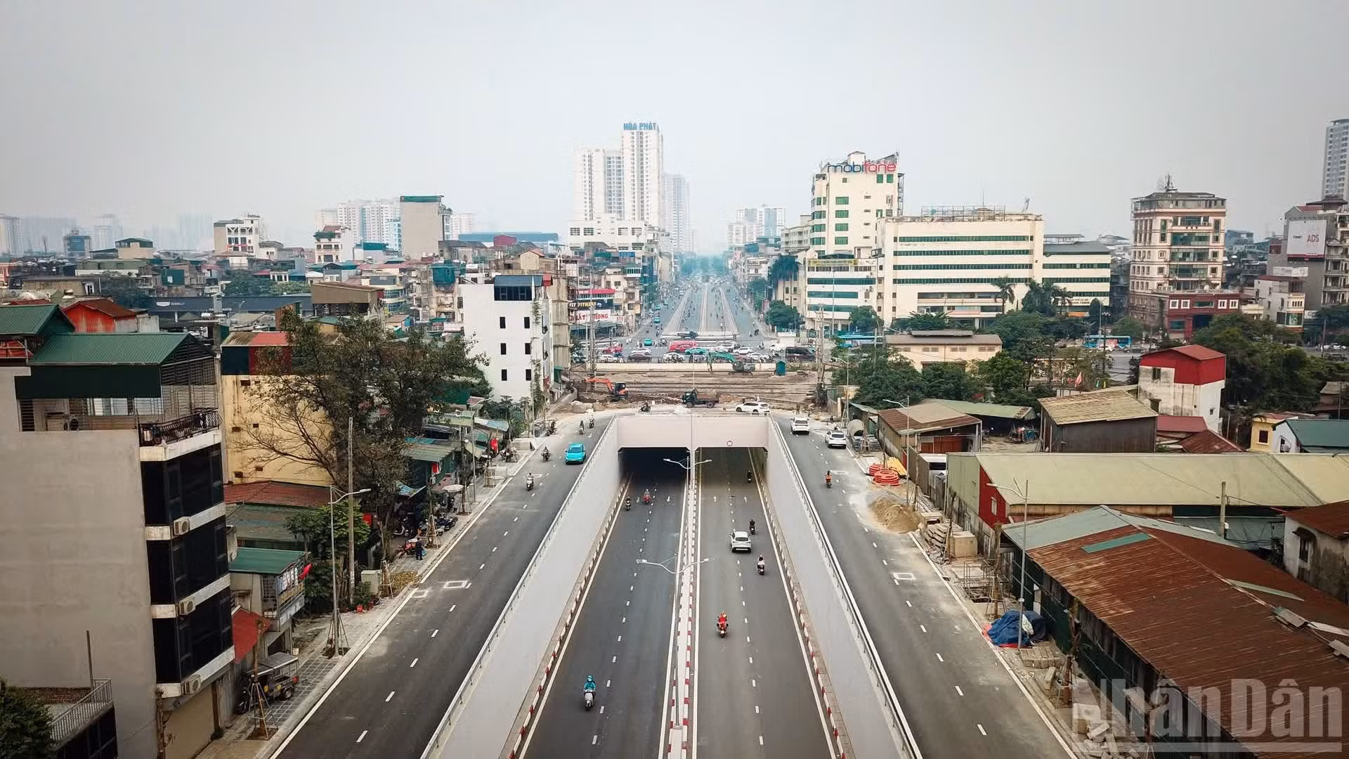 Vue d’ensemble du passage souterrain à l’intersection Kim Dong – Giai Phong vue d’en haut. L’ouvrage, d’un coût de 778 milliards de dôngs, a été ouvert à la circulation technique ; les voies sont désormais fluides, tandis que certains aménagements annexes sont encore en cours de finalisation.