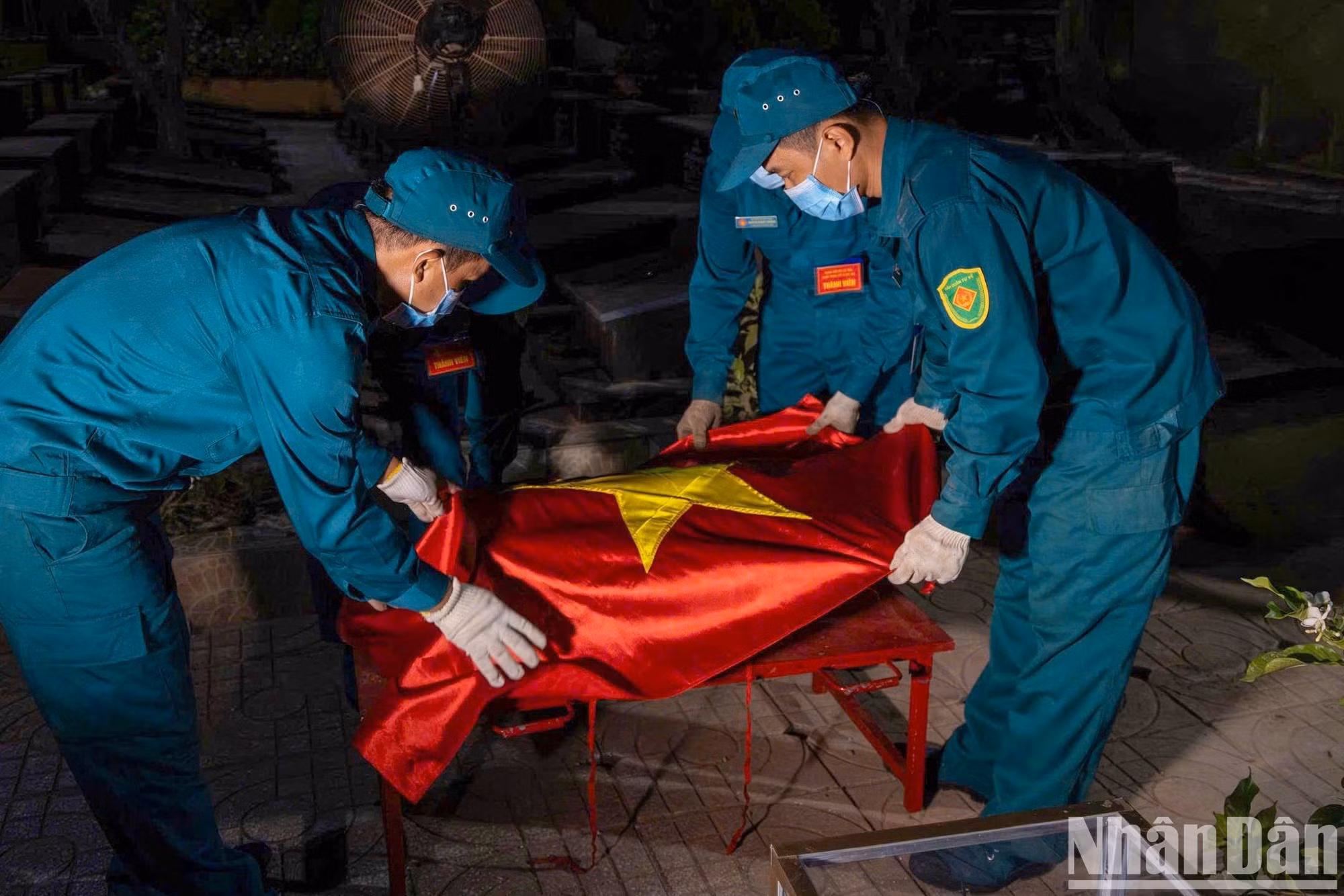 Chaque drapeau national recouvrant un cercueil, chaque couronne déposée avec recueillement rappelle que les générations d'aujourd'hui n'ont jamais oublié ceux qui sont tombés pour la Patrie.
