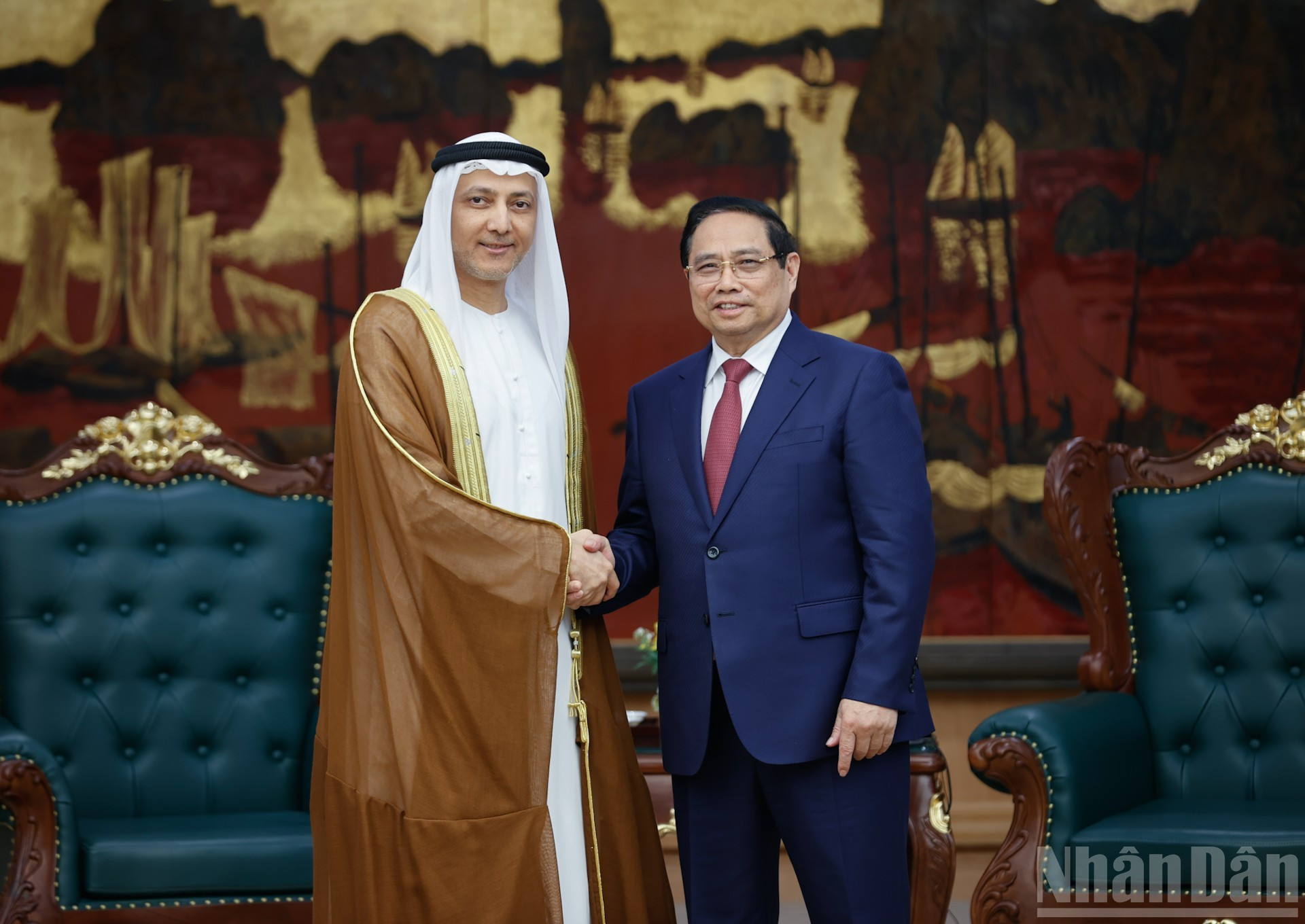Le Premier ministre Pham Minh Chinh (à droite) et l’ambassadeur des Émirats arabes unis (EAU), Bader Almatrooshi.