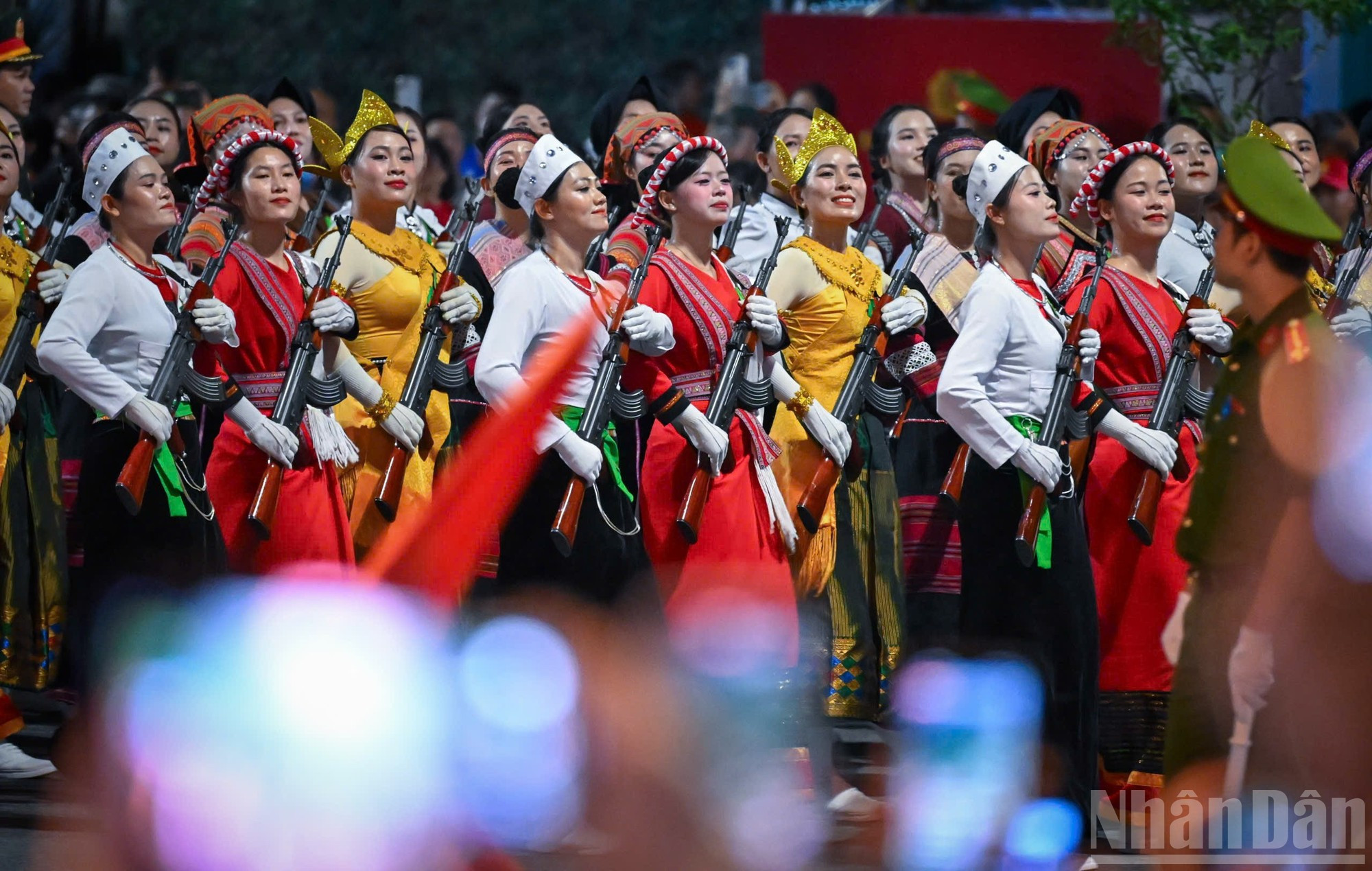 Le bloc féminin de la Milice populaire, représentant les ethnies du Vietnam, avançait avec une démarche empreinte de fierté et de solennité. z7.jpg