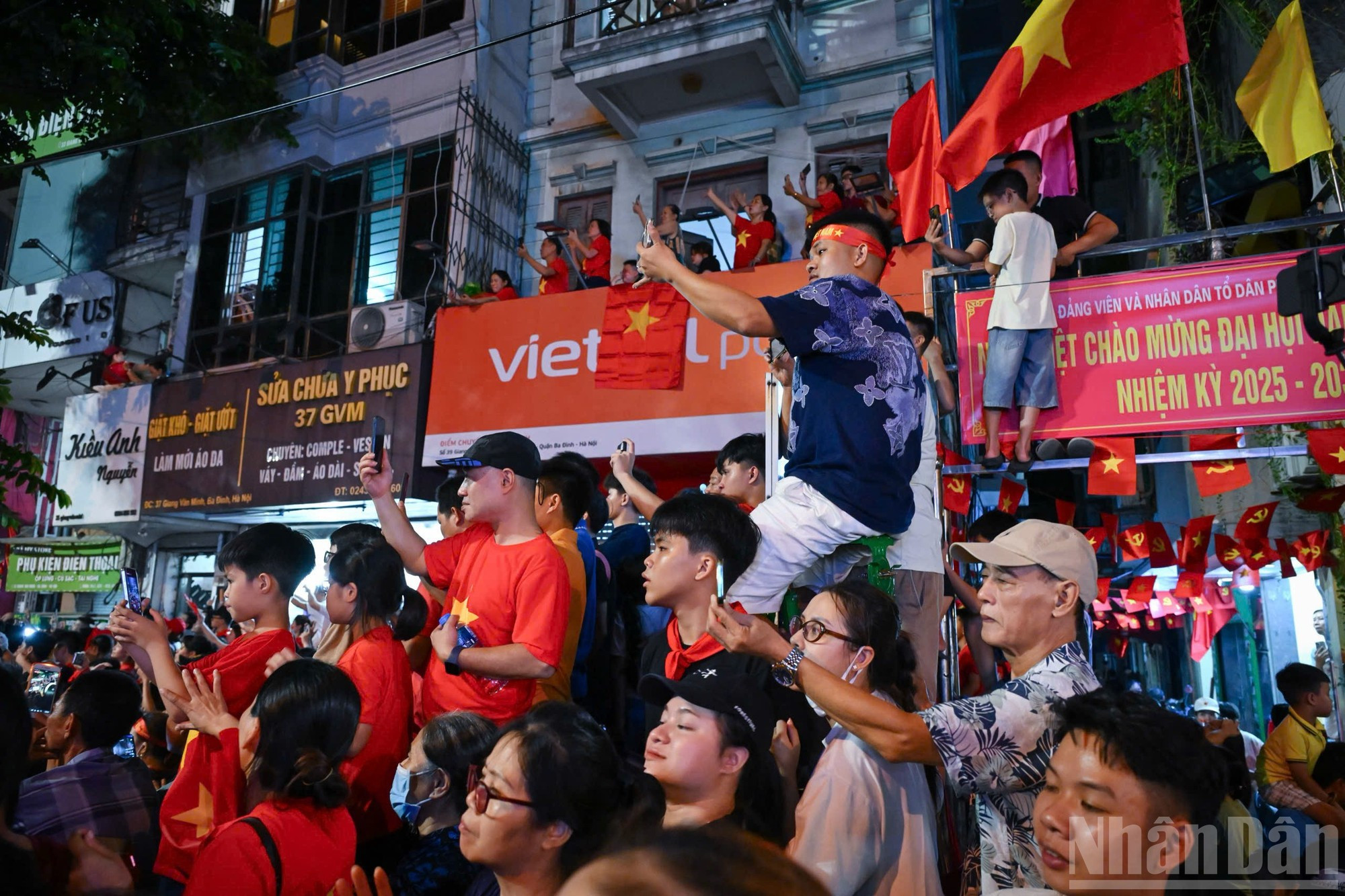De nombreux habitants utilisaient leurs téléphones portables pour immortaliser le spectacle impressionnant du défilé militaire et populaire. z11.jpg