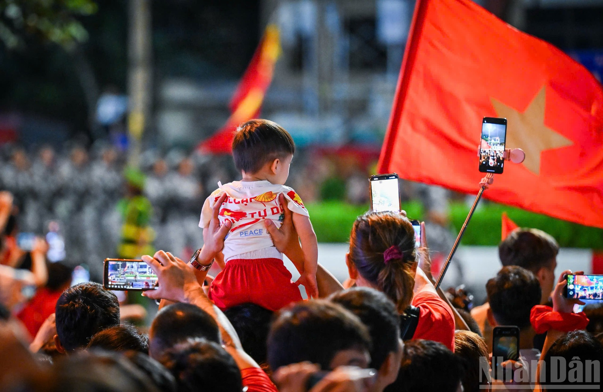 Un enfant, accompagné de sa famille, a partagé l’atmosphère joyeuse et enthousiaste de la répétition en prélude à la célébration du 80e anniversaire de la Fête nationale. z8.jpg