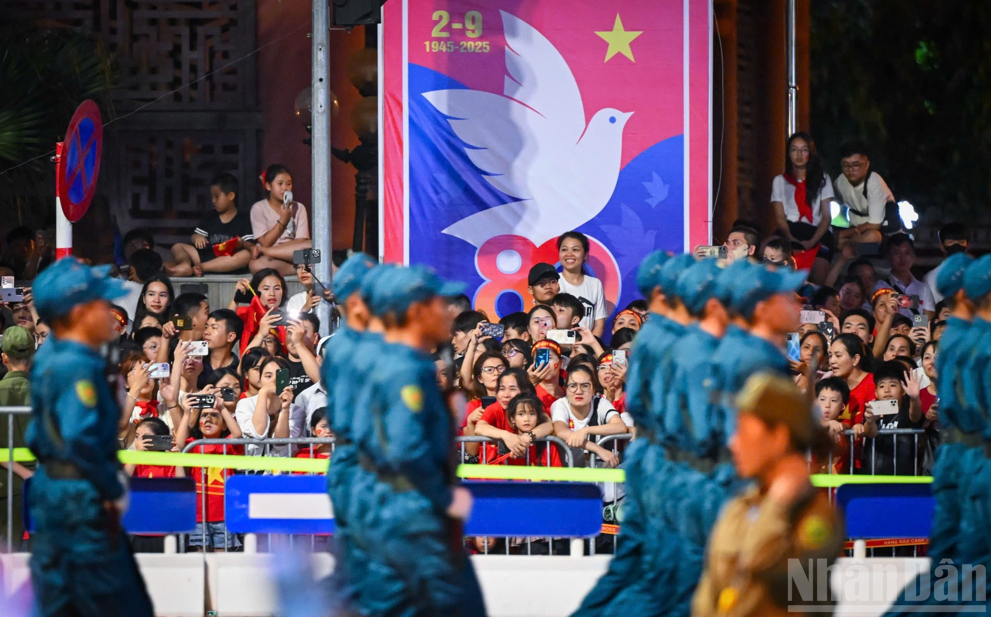 Des milliers de personnes s’étaient rassemblées très tôt le long des avenues empruntées par les troupes du défilé militaire et civil, afin de trouver les meilleures places pour suivre la répétition générale. z1.jpg
