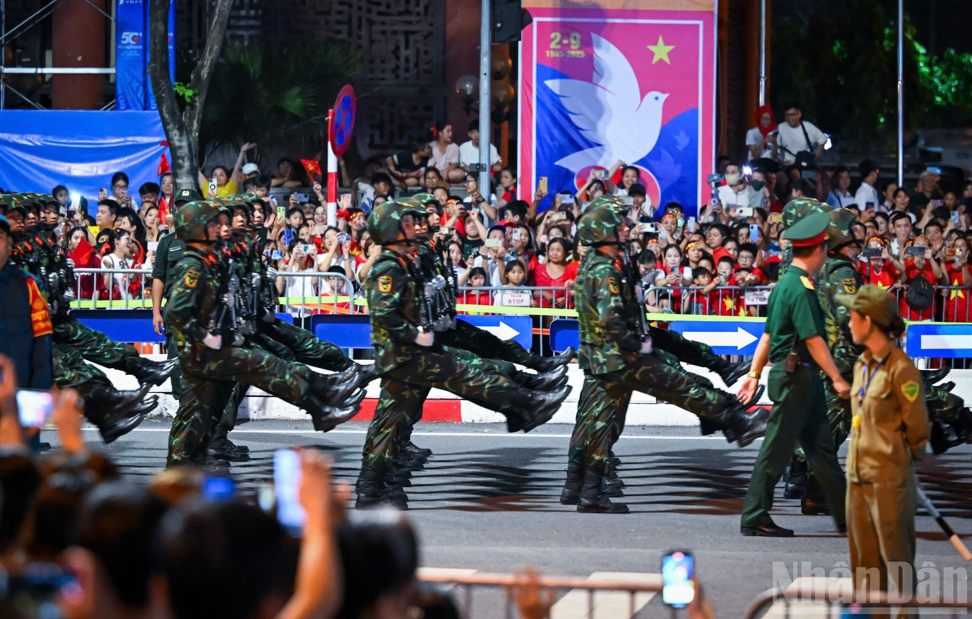 Les pas cadencés et vigoureux des soldats résonnaient dans les rues de la capitale. z5.jpg