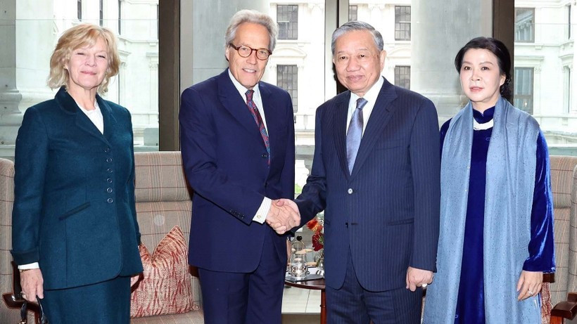 Le secrétaire général To Lam et son épouse reçoivent le duc de Richmond Charles Gordon-Lennox et son épouse. (Photo : VNA)