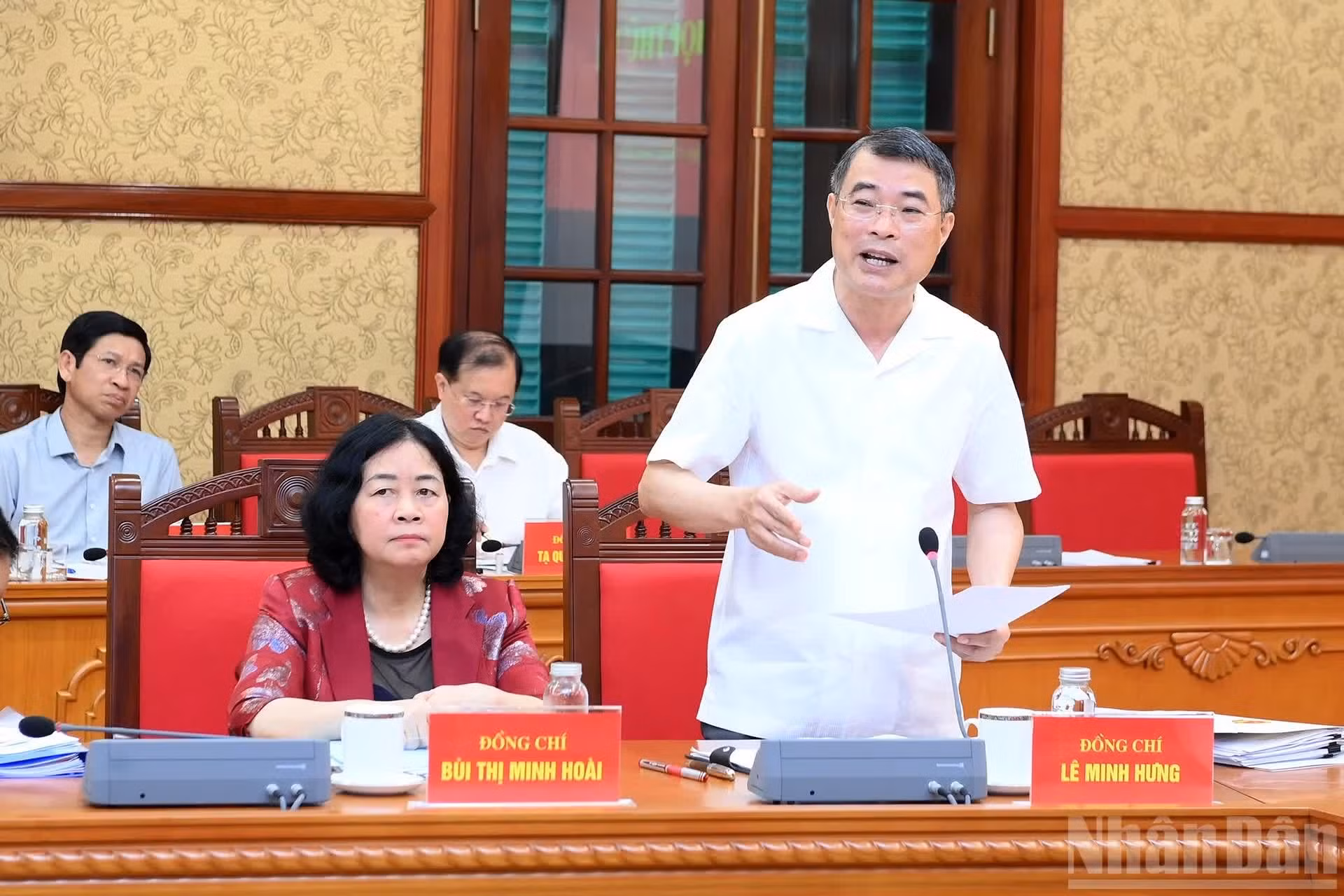 Le Premier ministre Le Minh Hung prend la parole lors de la réunion.