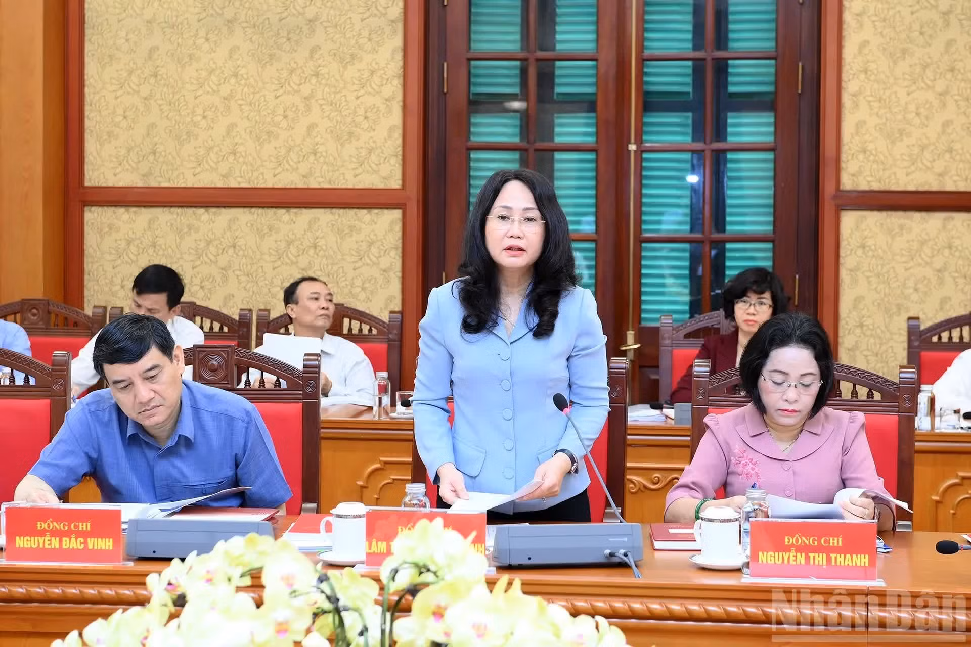 La ministre de la Culture, des Sports et du Tourisme Lam Thi Phuong Thanh présente son rapport lors de la réunion.