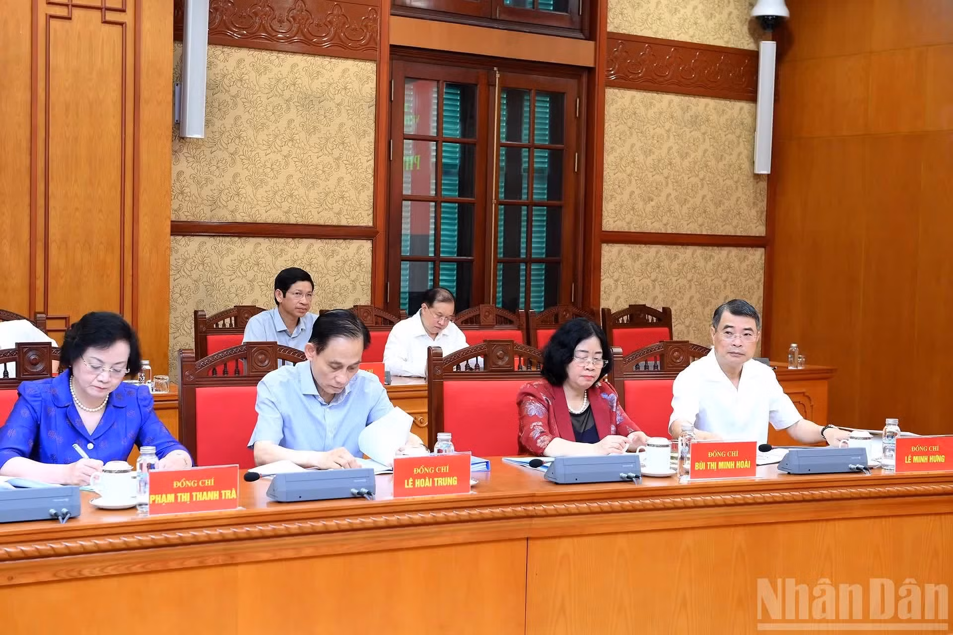 Le Premier ministre Le Minh Hung et d'autres dirigeants participent à la réunion.