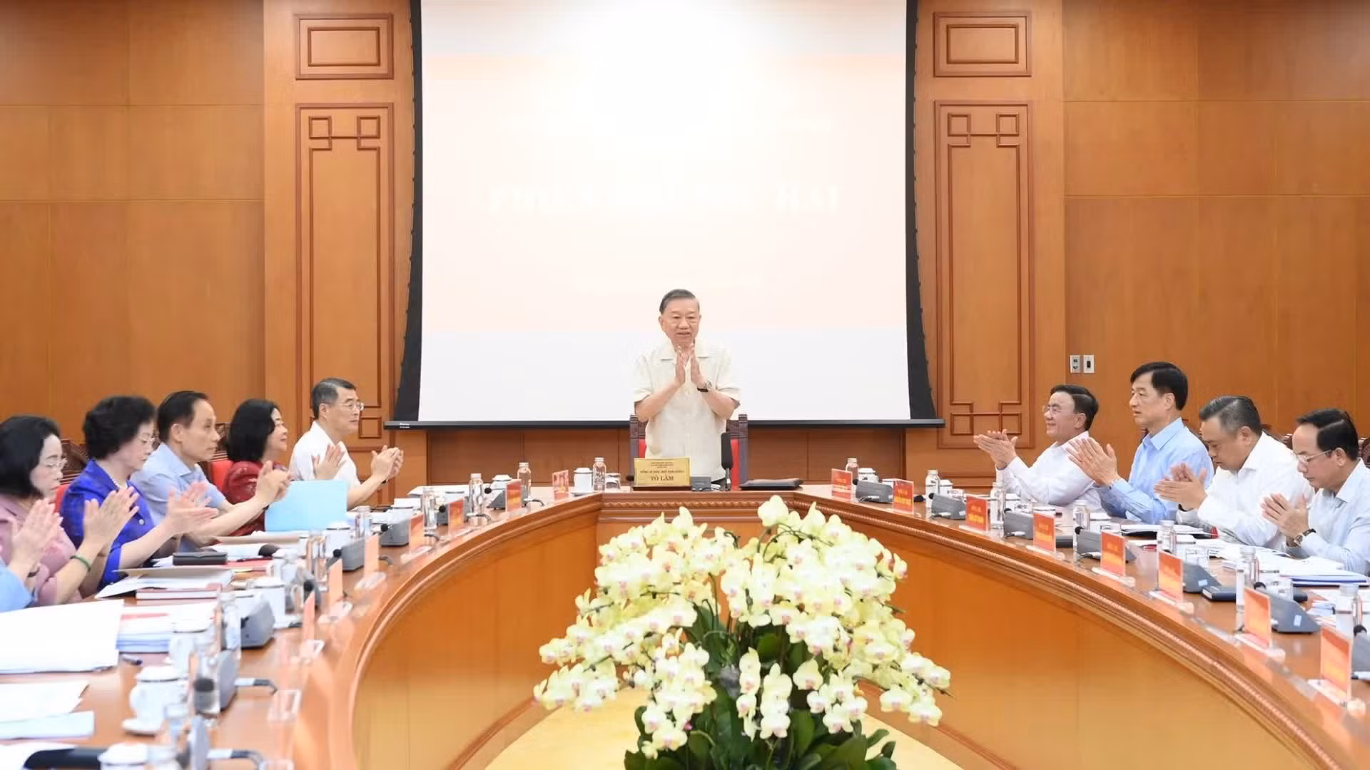 Le secrétaire général du Parti et président de la République To Lam, ainsi que des dirigeants du Parti et de l'État, assistent à la deuxième réunion du Comité central de pilotage pour le développement de la culture vietnamienne. (Photo : Dang Khoa)