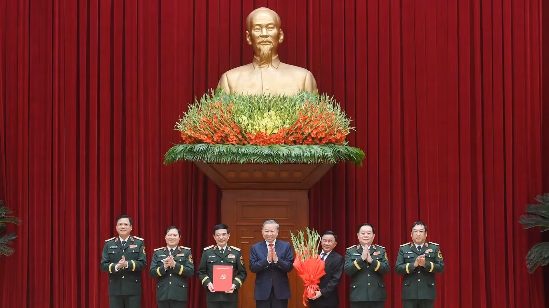 Le secrétaire général et président de la République, To Lam, remet les décisions de nomination aux fonctions de membres du Comité exécutif, du Bureau permanent, de secrétaire et de secrétaire adjoint de la Commission militaire centrale pour le mandat 2025-2030.