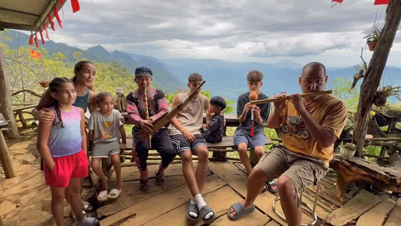 Giàng A La guide des touristes étrangers dans l’usage des instruments de musique traditionnels des H'Mong.