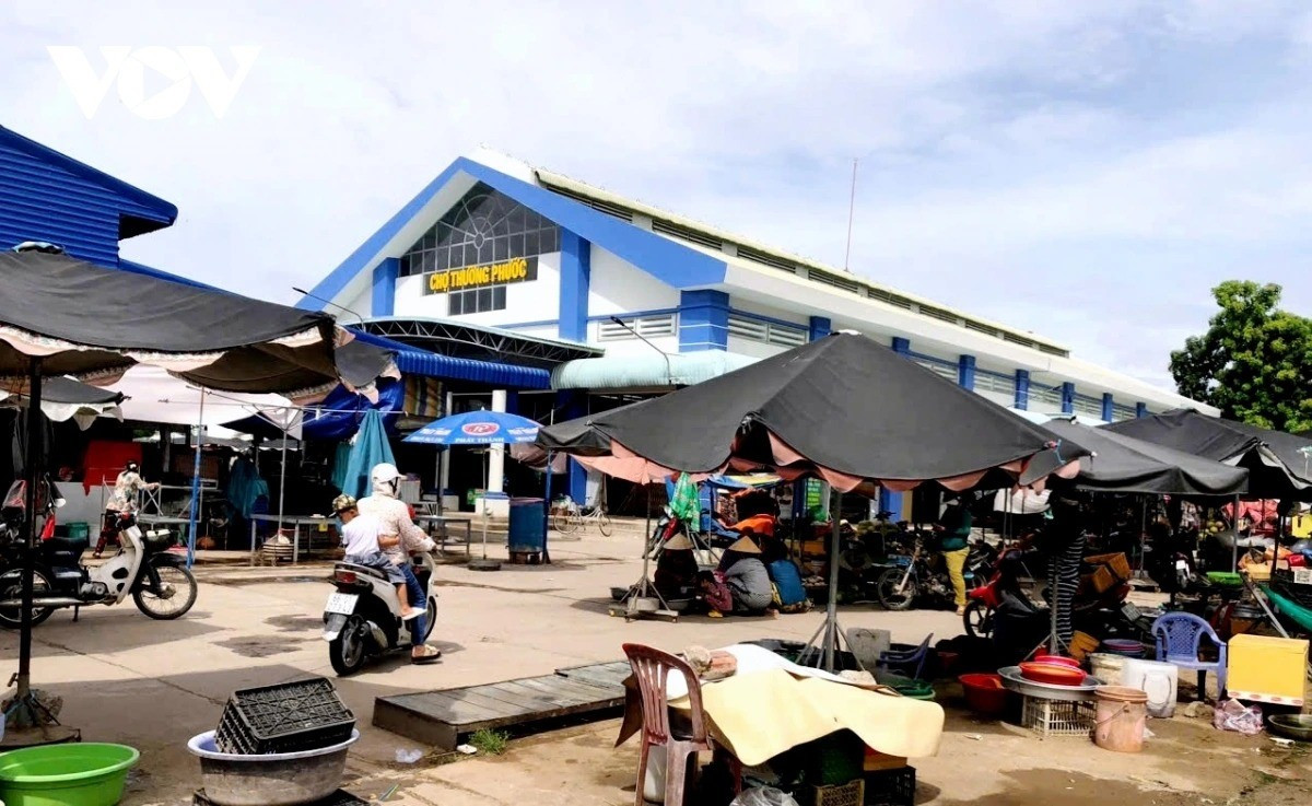 Le marché frontalier de Thuong Phuoc est connu pour être celui où l’on trouve la plus grande variété de poissons d’eau douce de la région. 5-11zon.jpg
