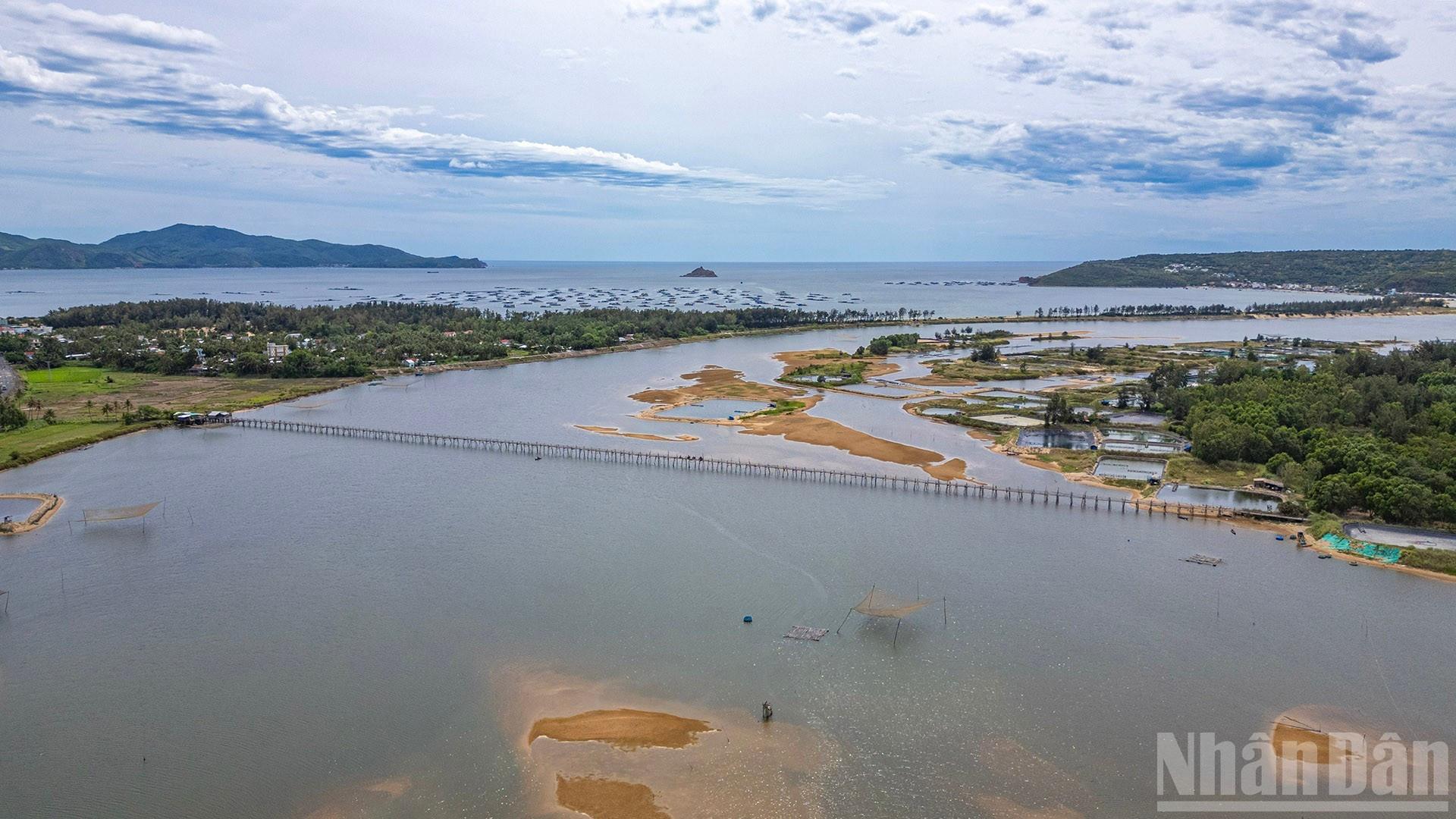 Le pont s’étend sur près d’un kilomètre au-dessus de la rivière Binh Ba. Photo : NDEL. o1.jpg