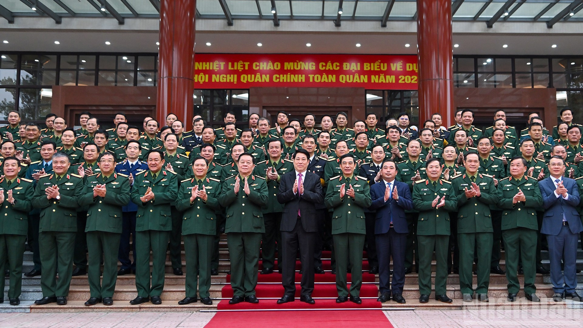 Le président Luong Cuong et les délégués à la Conférence politico-militaire de l’Armée en 2025.