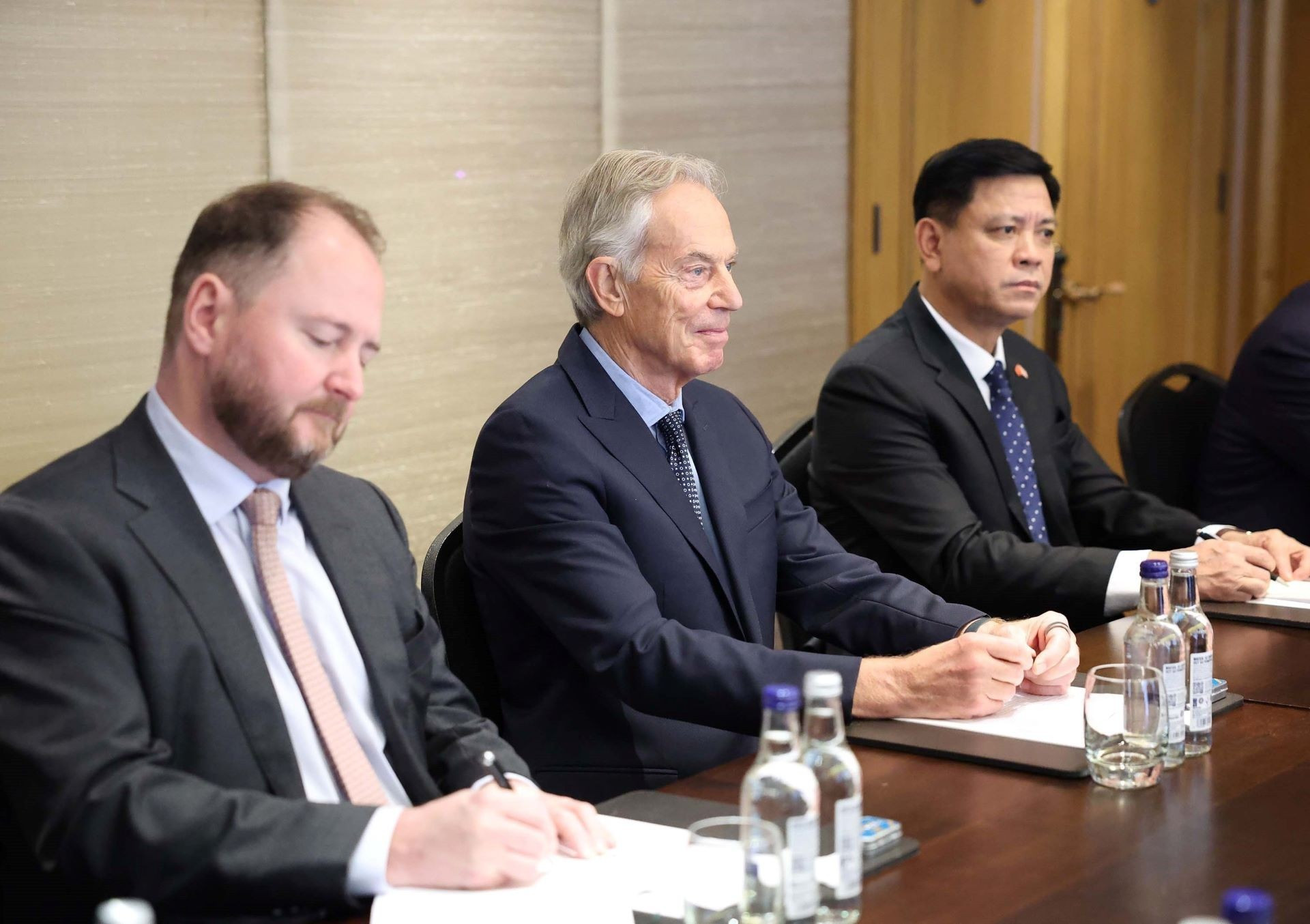 L’ancien Premier ministre britannique Tony Blair lors de sa rencontre avec le secrétaire général To Lam. Photo : VNA. 2.jpg