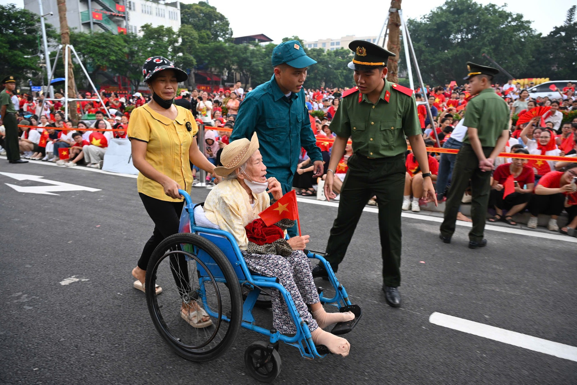 Mme Tran Thi Bich Lien, 83 ans, habitante du quartier Ba Dinh, a été conduite en lieu sûr par les forces de sécurité afin de pouvoir suivre le défilé militaire et populaire. b7.jpg