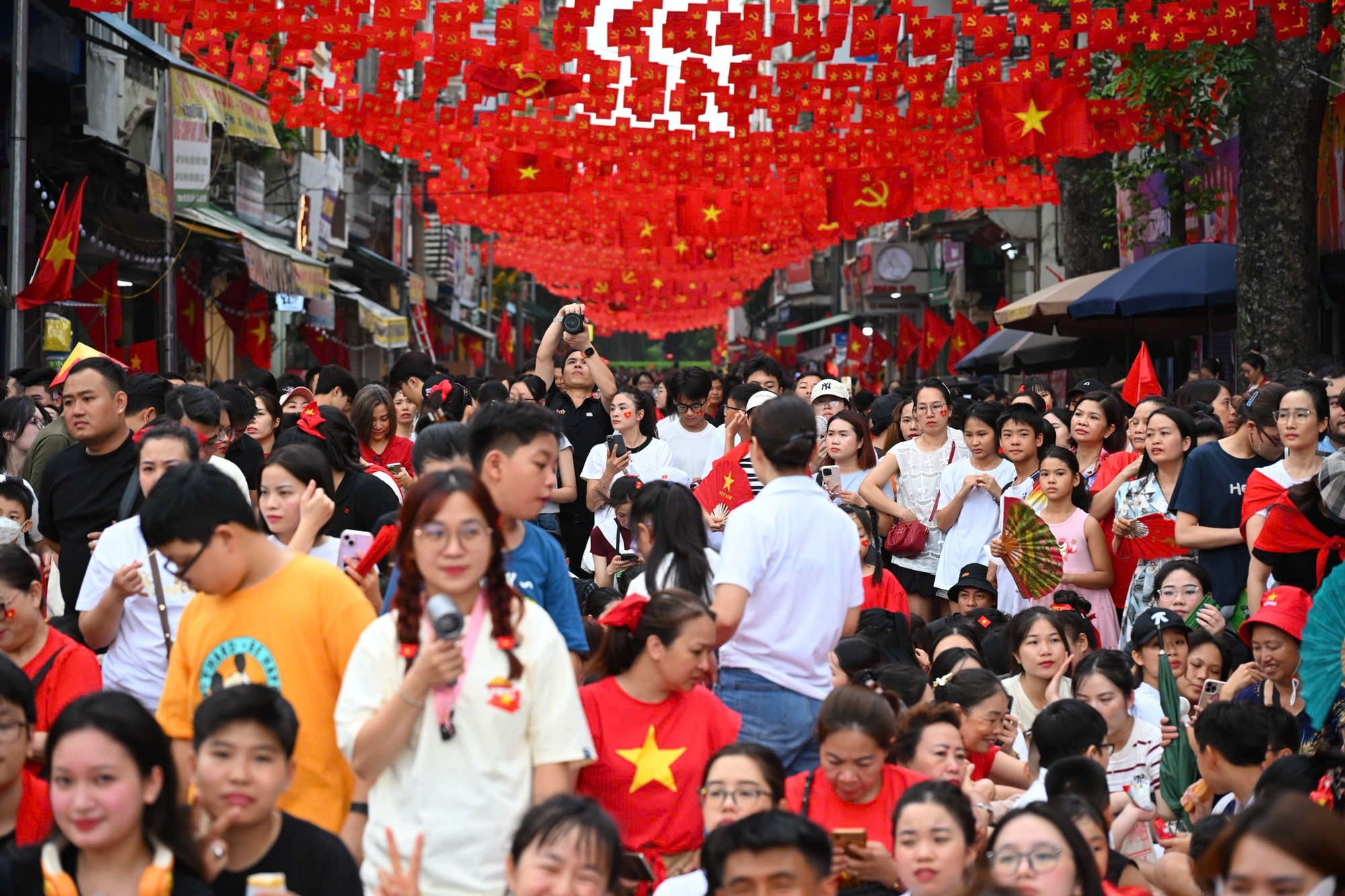 Le rouge inonde les rues de Hanoï. b3.jpg