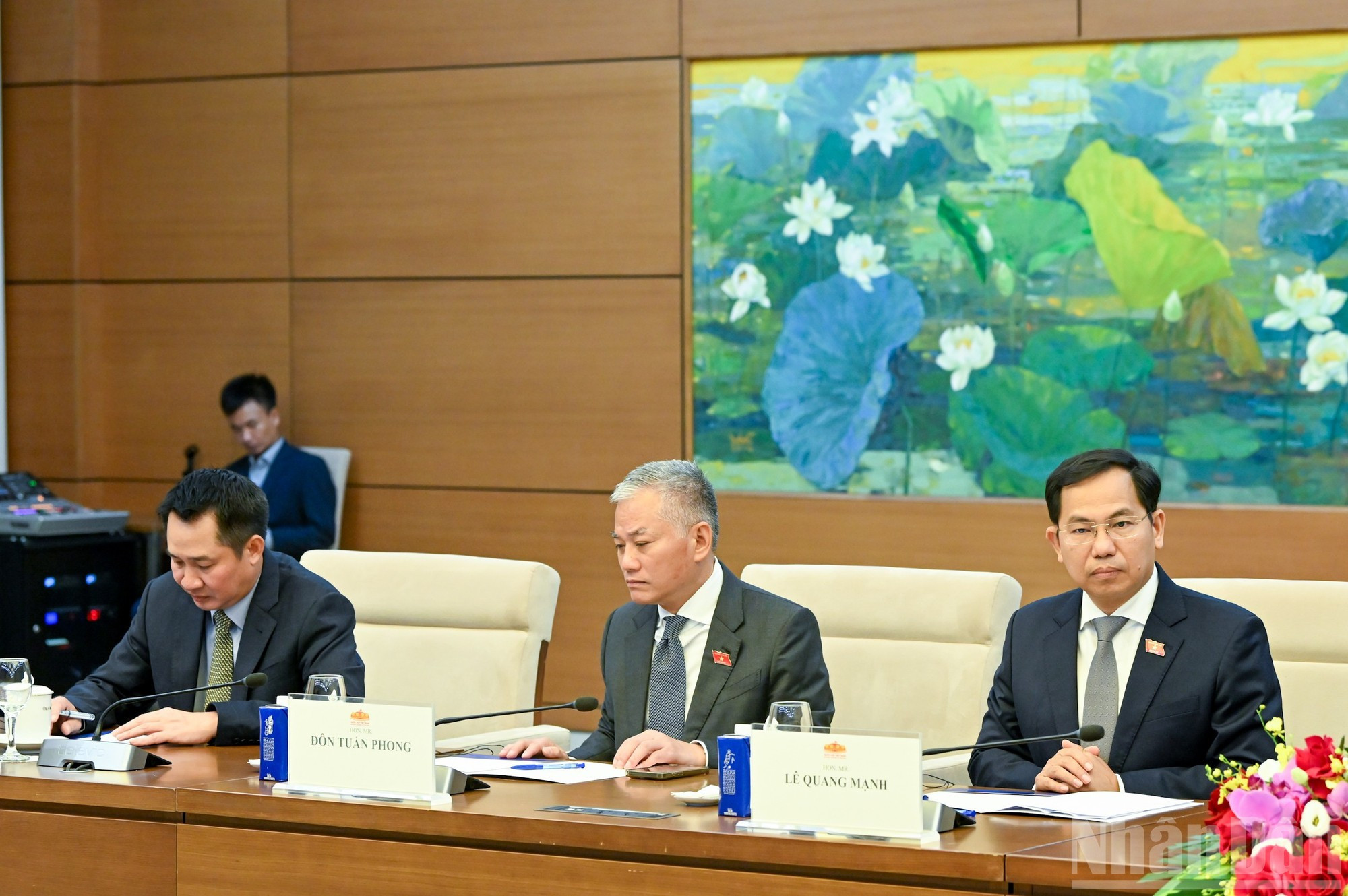 Les députés de l’Assemblée nationale du Vietnam assistant à la rencontre. (Photo : Duy Linh) 9.jpg