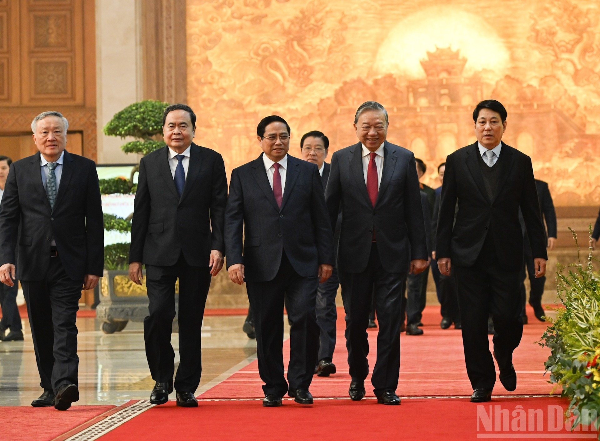 Le secrétaire général To Lam, le président Luong Cuong, le Premier ministre Pham Minh Chinh et le président de l’Assemblée nationale Tran Thanh Man assistent à la conférence.