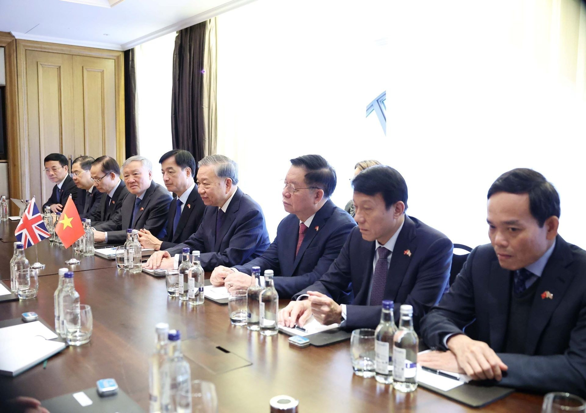 Le secrétaire général To Lam et la délégation vietnamienne à la rencontre avec l’ancien Premier ministre britannique Tony Blair. Photo : VNA. 4.jpg