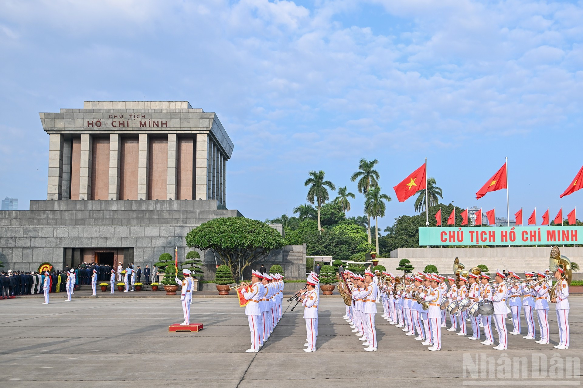La fanfare militaire exécute les honneurs sur la place Ba Dinh, avant la cérémonie d’ouverture de la 10ᵉ session de la 15ᵉ législature. 10.jpg