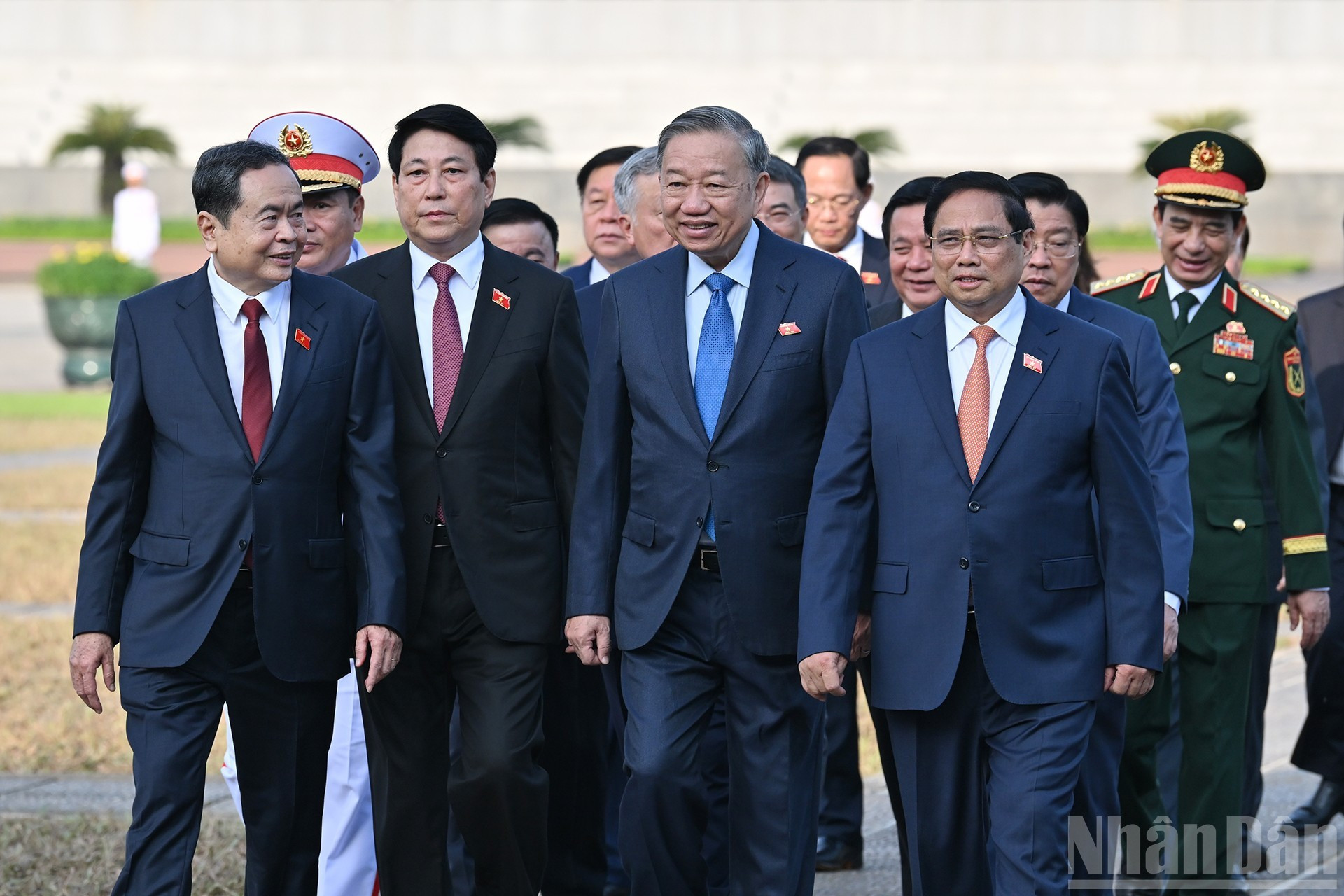 Les dirigeants du Parti et de l’État échangent sur le chemin du retour vers la Maison de l’Assemblée nationale, après avoir rendu hommage au Président Ho Chi Minh. 11.jpg