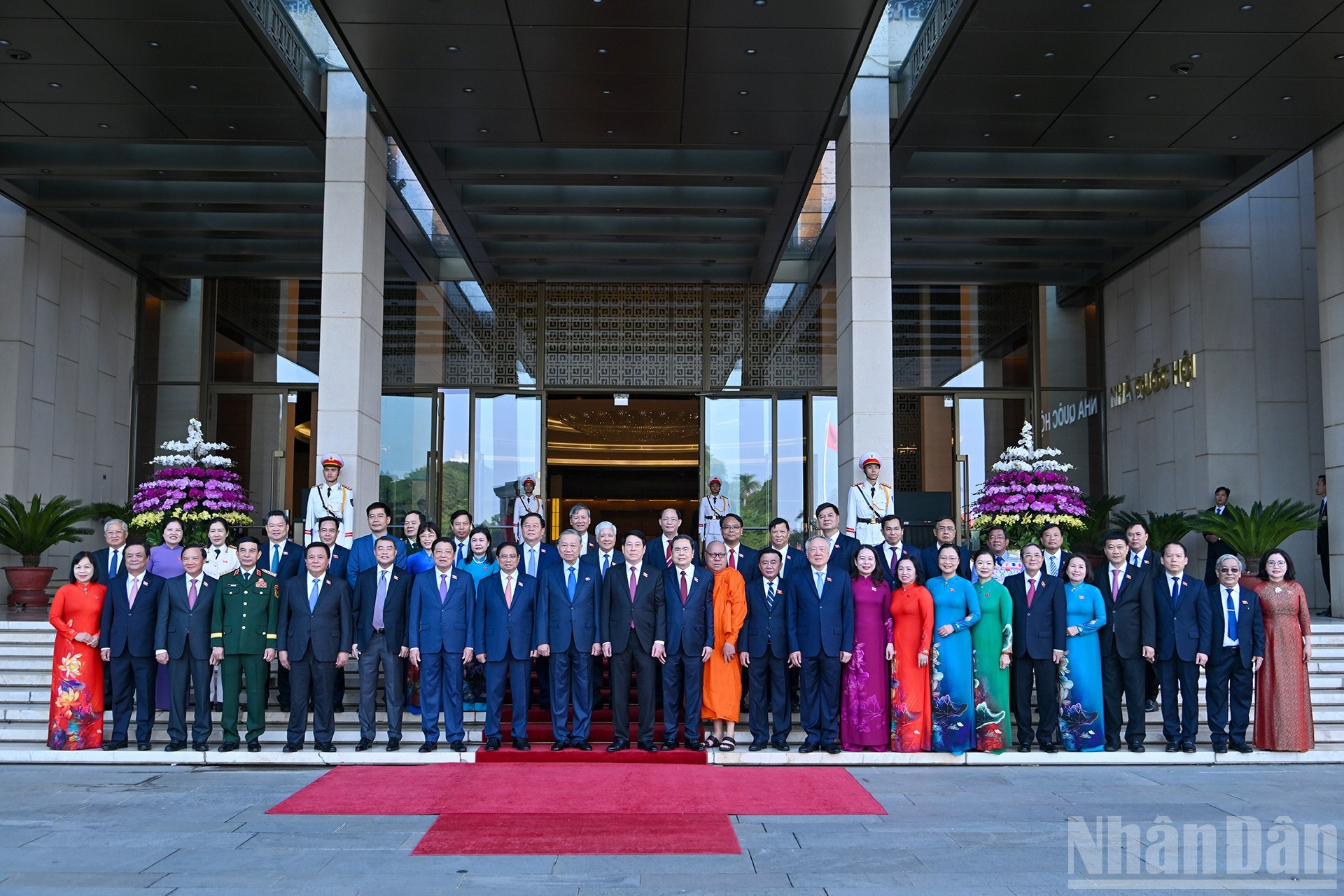Les dirigeants du Parti et de l’État en compagnie des députés à la Maison de l’Assemblée nationale, avant l’ouverture de la session. 13.jpg