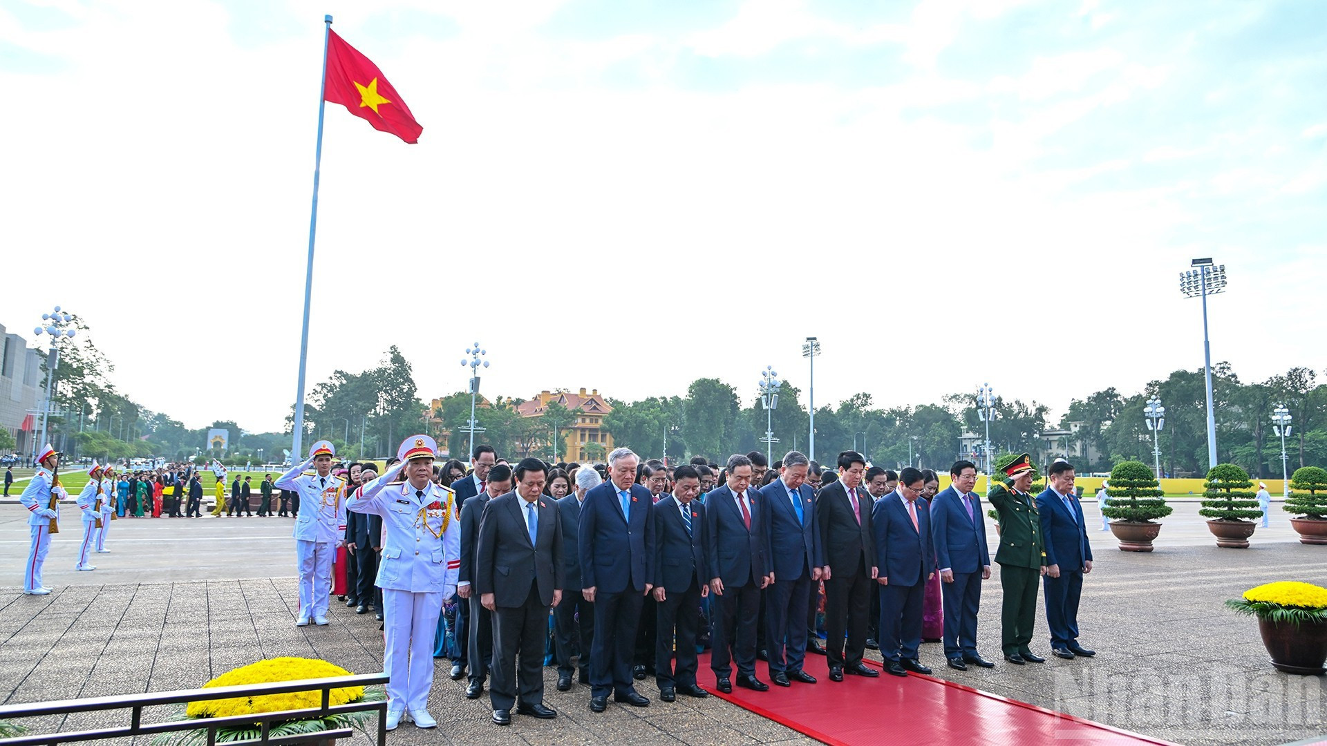 Le secrétaire général To Lam, le président de la République Luong Cuong, le Premier ministre Pham Minh Chinh, le président de l’Assemblée nationale Tran Thanh Man, ainsi que les dirigeants du Parti, de l’État et les députés, ont rendu un hommage solennel au Président Ho Chi Minh.